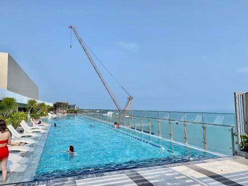 Kiểm tra hồ bơi khi thuê căn hộ du lịch Vũng Tàu