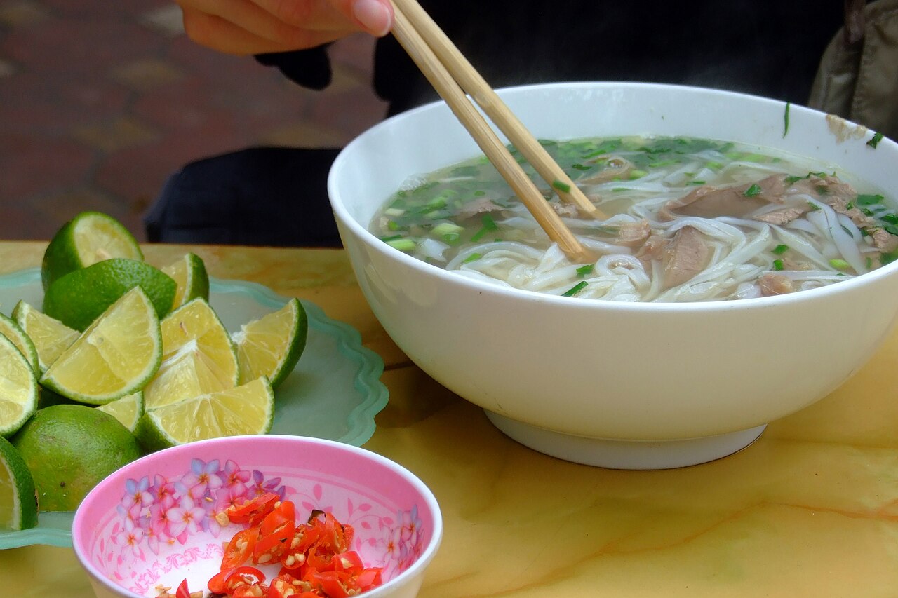 Bát phở bò minh họa lựa chọn món tô và khóa tuyến về trong phiếu ăn đêm Hà Nội