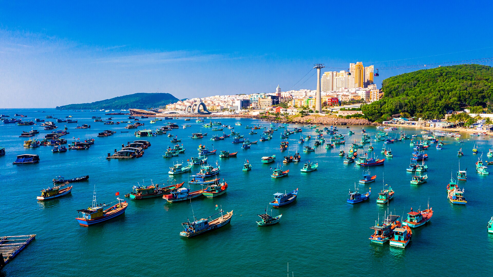 Cảng cá An Thới với nhiều tàu nhìn từ trên cao minh họa việc chọn một tuyến Nam đảo trong ngày