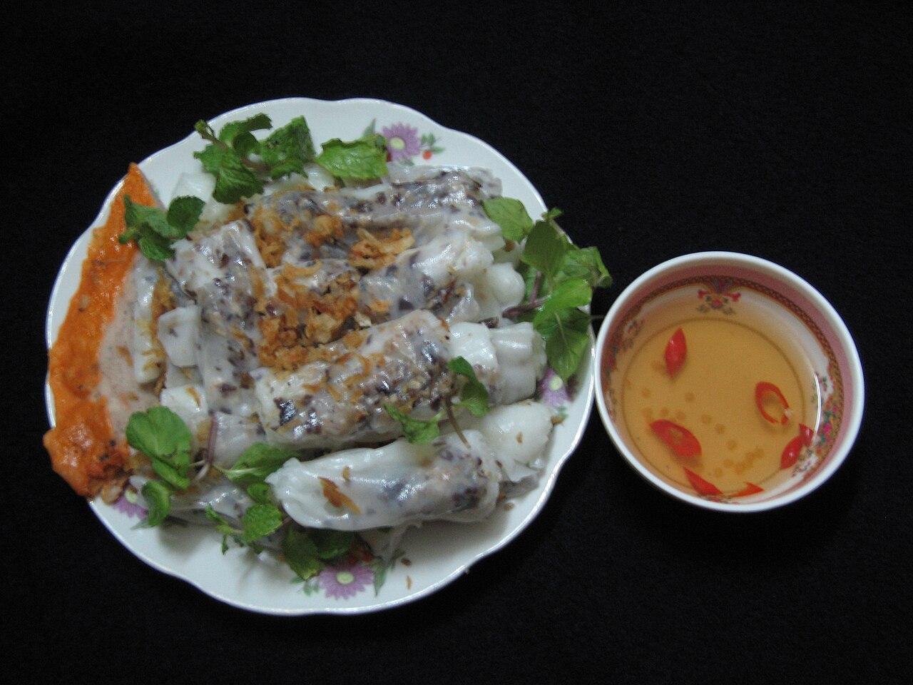Bánh cuốn nhân thịt minh họa việc hỏi thành phần và nước chấm khi ăn đêm