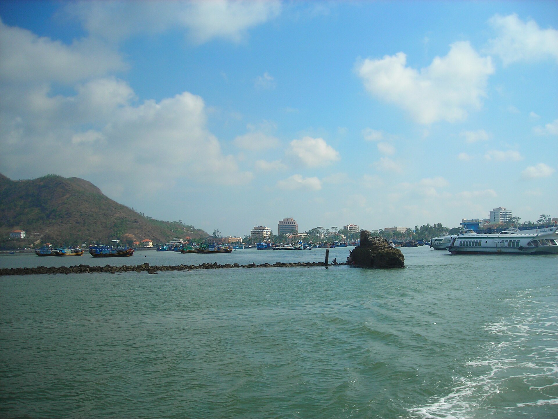 Mặt nước và bờ Bãi Trước Vũng Tàu minh họa khu vực cần kiểm tra trước khi đi bộ tối