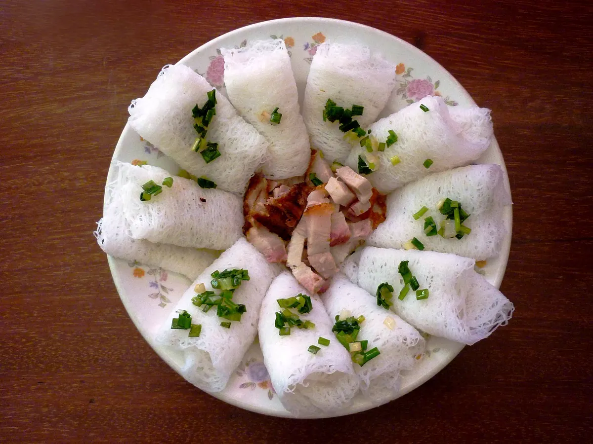 Đĩa bánh hỏi với thịt minh họa cách kiểm tra thành phần món ăn Quy Nhơn