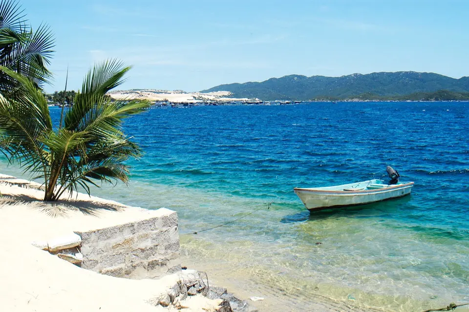 Mặt biển và thuyền tại Quy Nhơn trong ảnh tháng 5 năm 2013 minh họa một thời điểm lịch sử