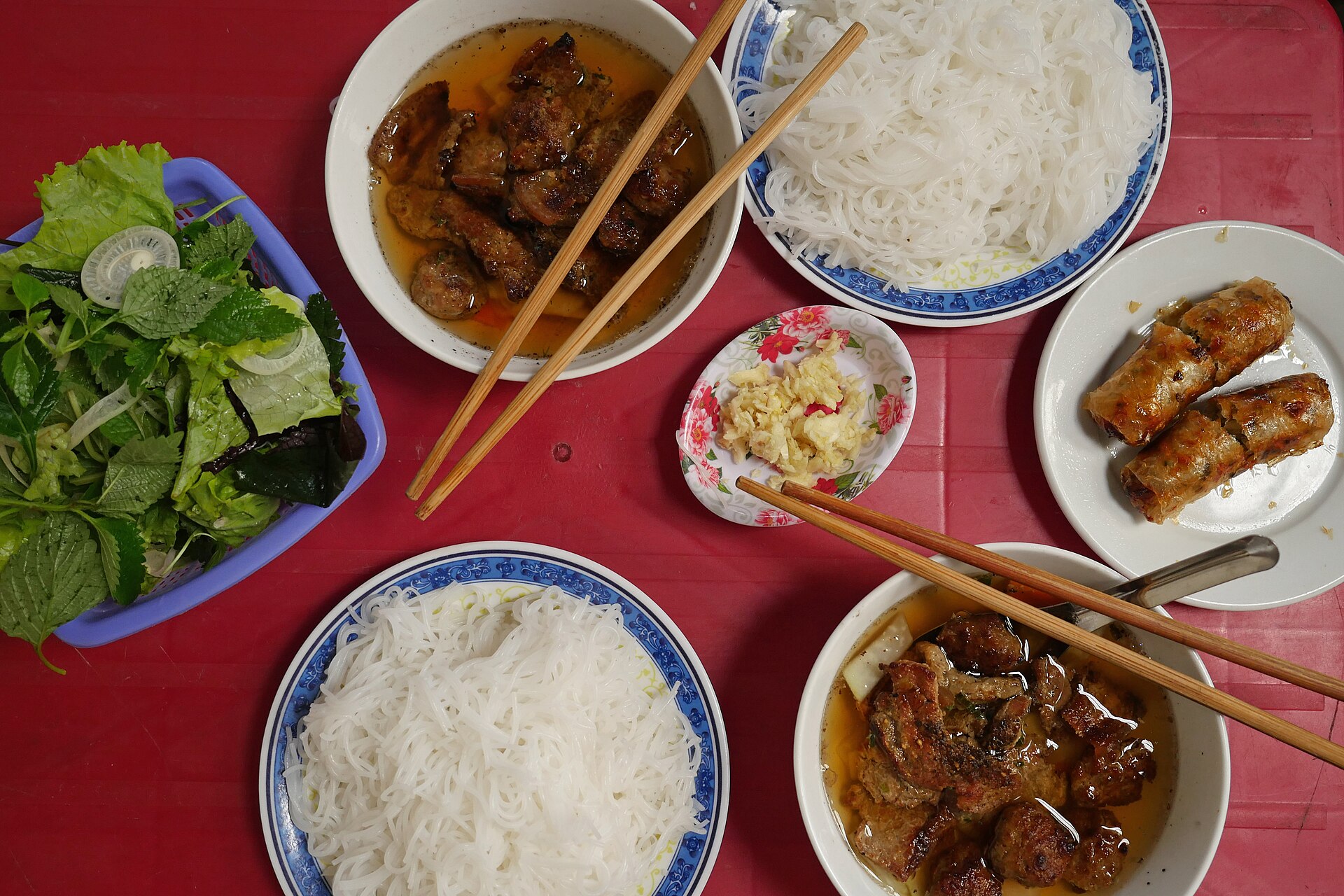 Bún, chả nướng, rau và nem rán minh họa các phần cần xác nhận khi gọi bún chả