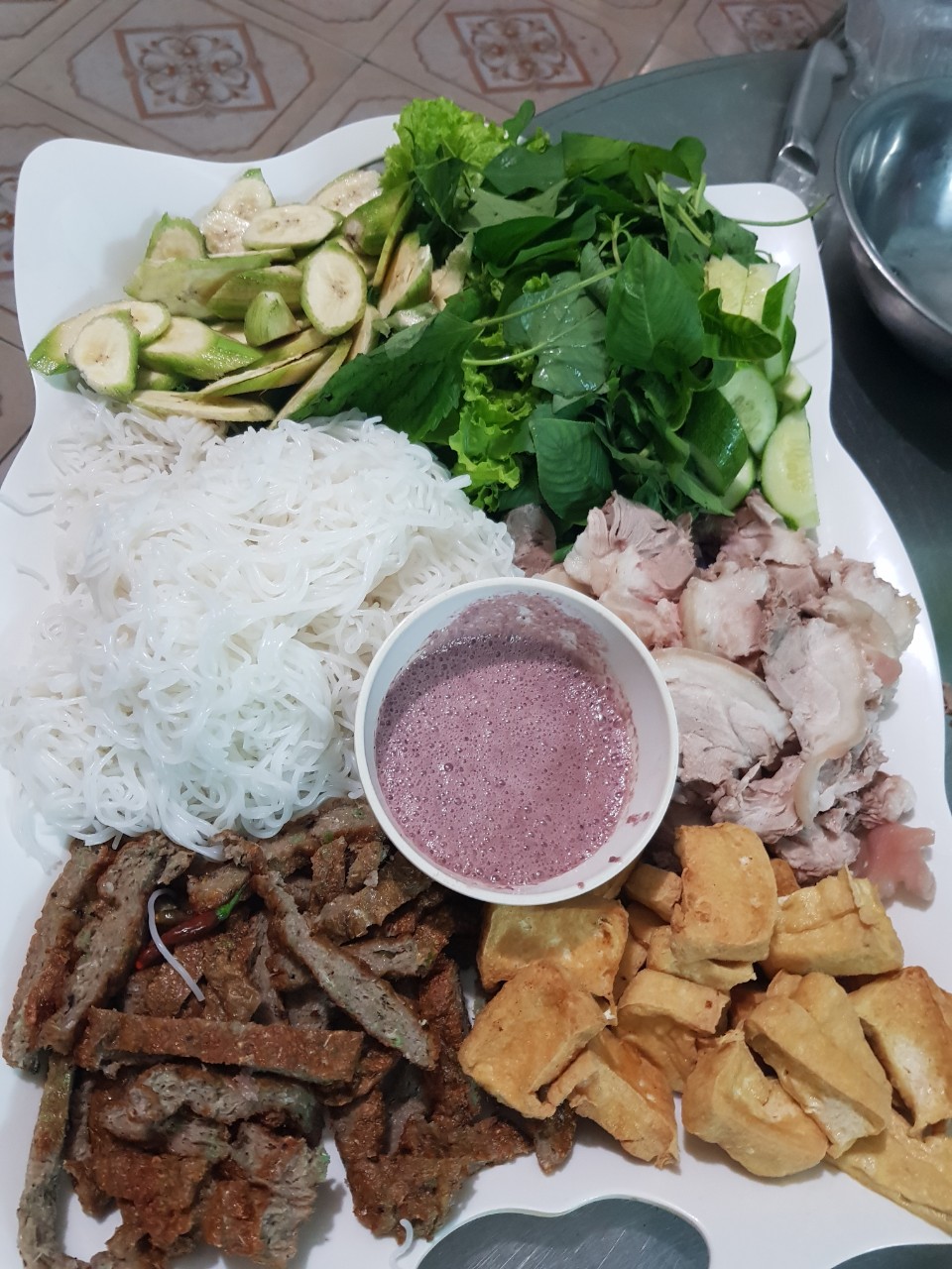 Bún đậu mắm tôm với bát nước chấm minh họa việc hỏi thành phần