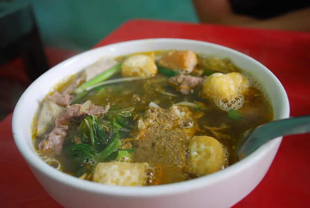 Tô bún riêu tại Việt Nam minh họa việc hỏi thành phần món ăn sáng