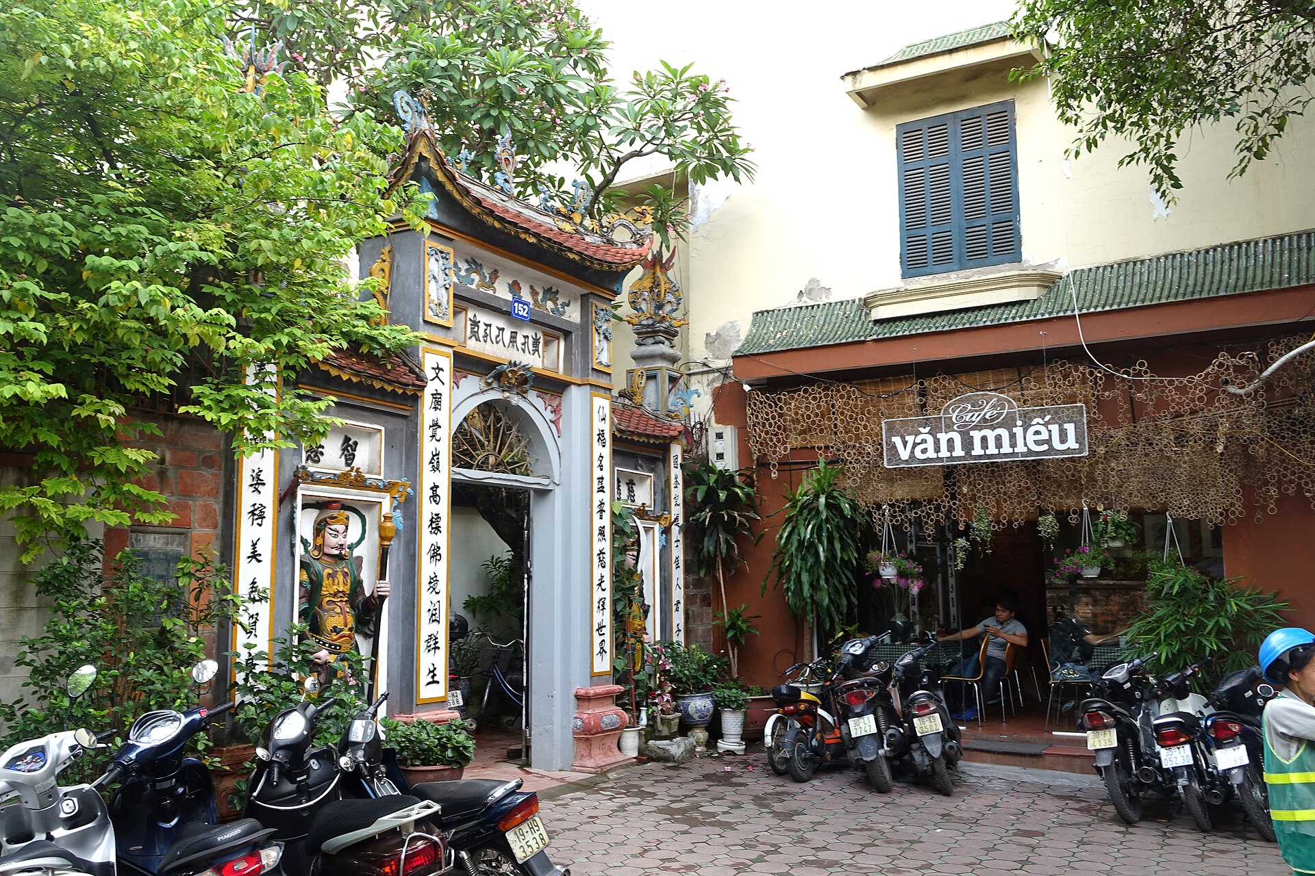 Không gian cà phê Hà Nội minh họa kiểm tra lối vào chỗ ngồi và chỗ để xe