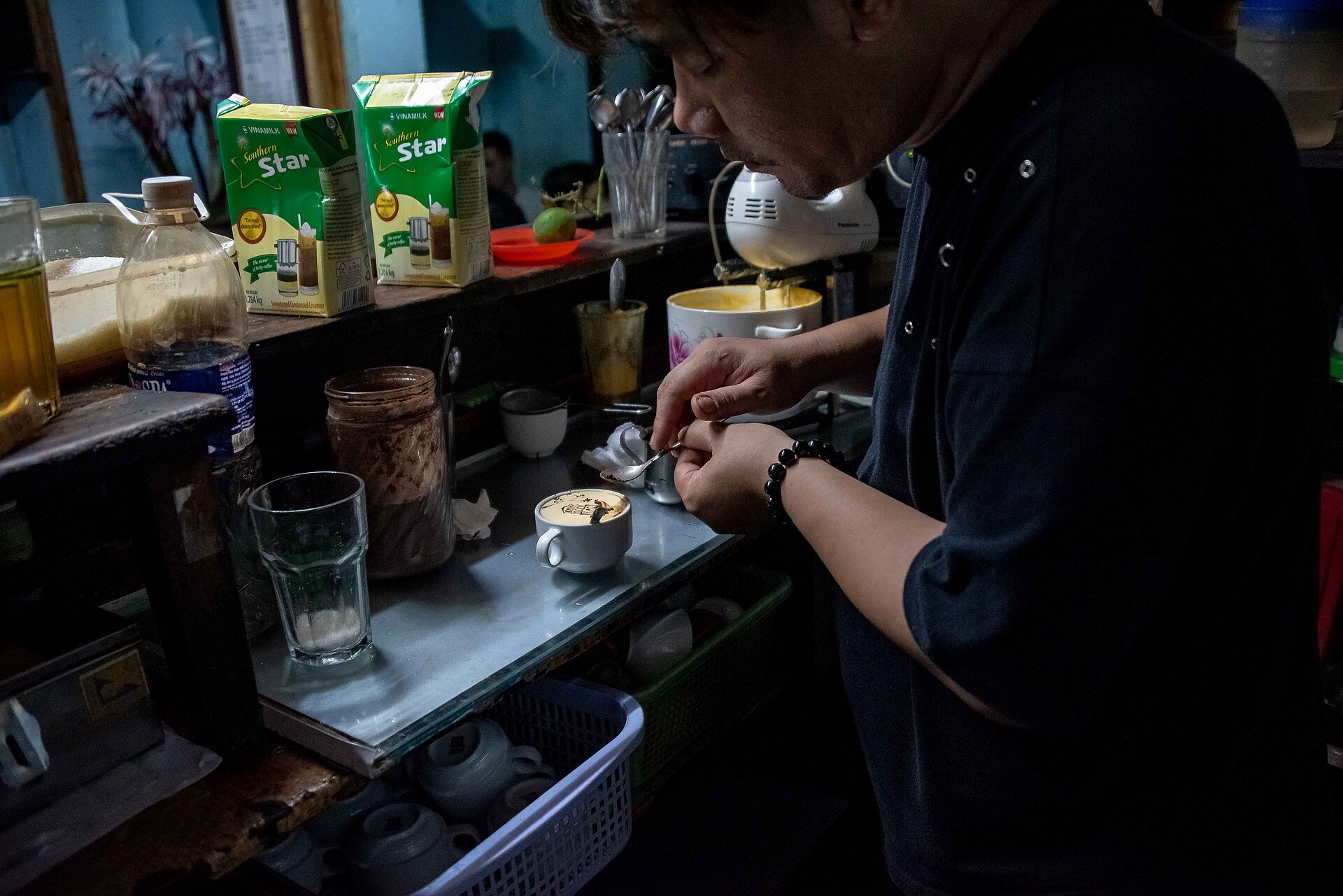 Người pha chế hoàn thiện tách cà phê trứng tại quầy ở Hà Nội