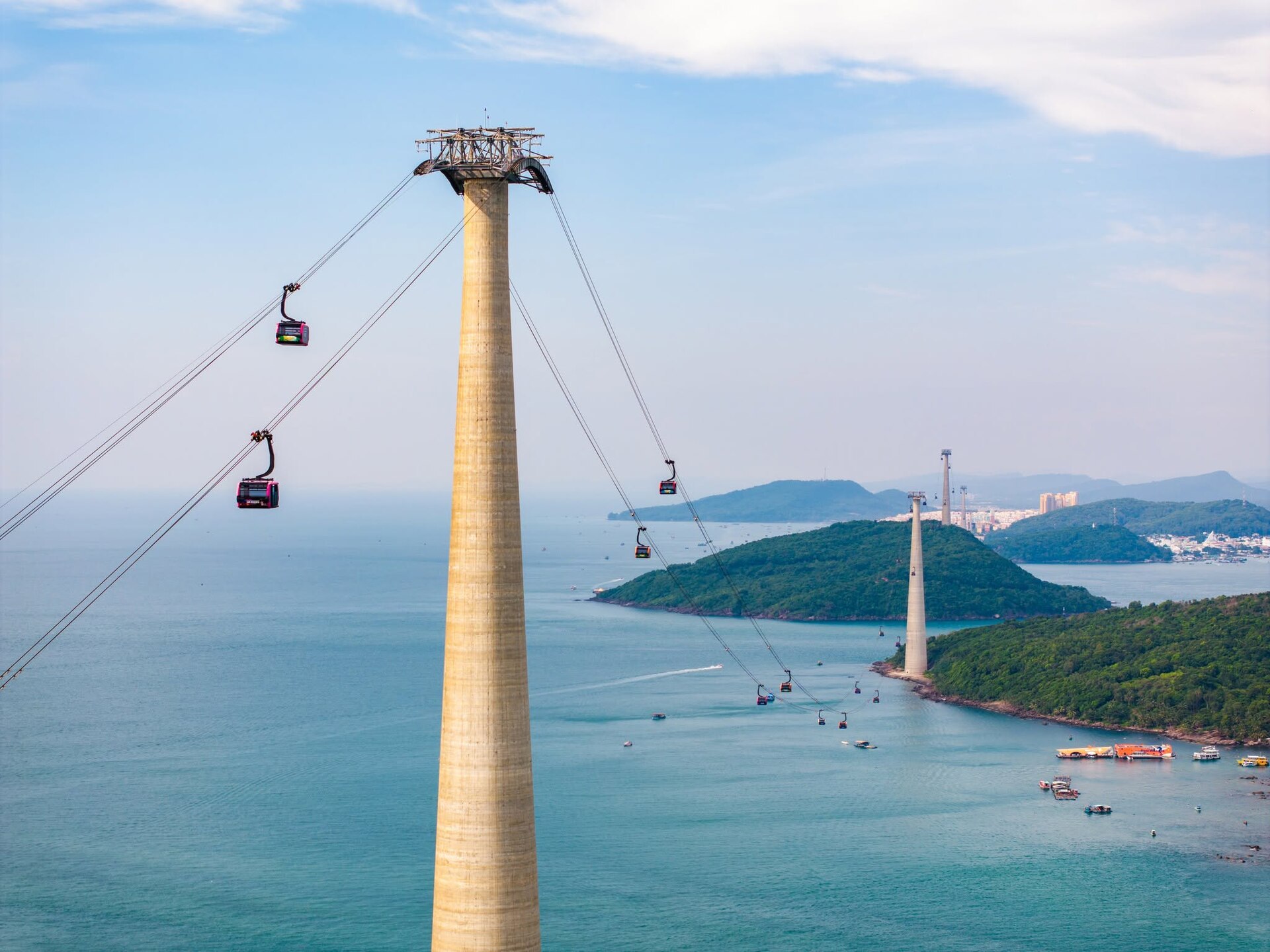 Cabin cáp treo Hòn Thơm minh họa việc xác nhận giờ đi và giờ về trên vé