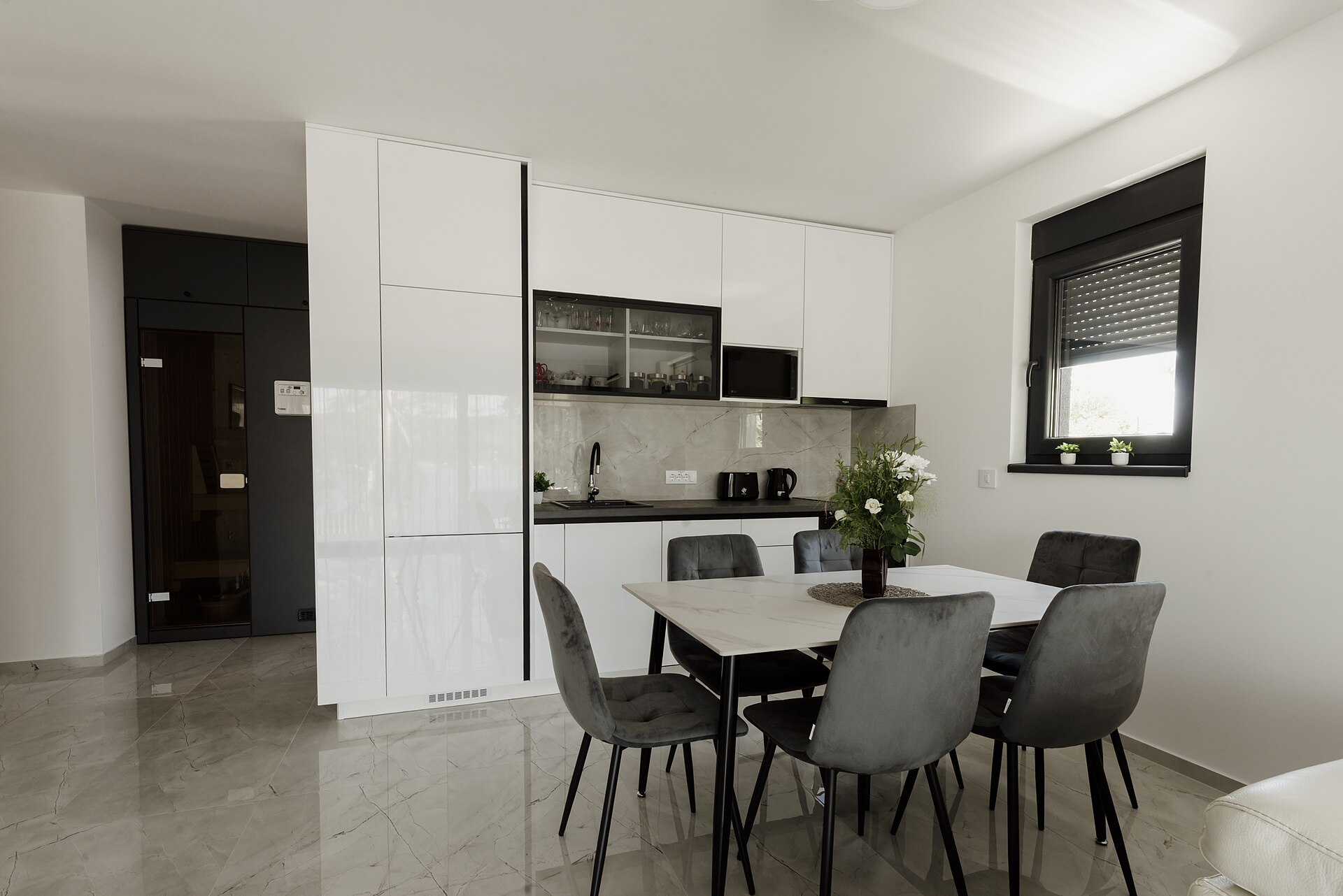 Bếp và bàn ăn căn hộ minh họa việc kiểm tra thiết bị, công tơ và trách nhiệm sửa chữa