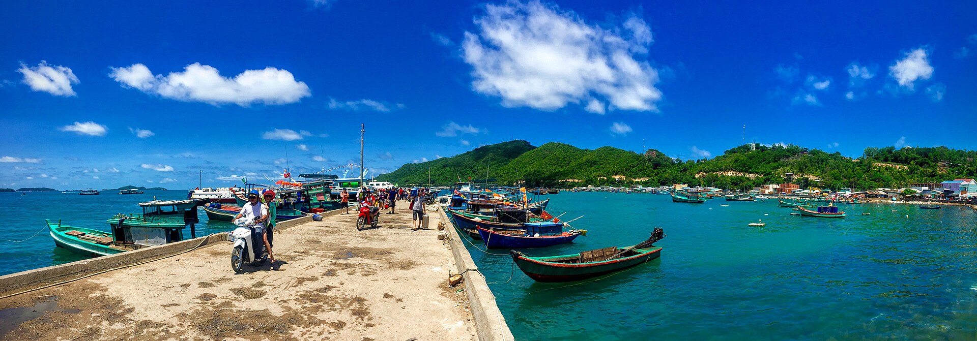 Cầu cảng và tàu thuyền tại Nam Du minh họa số chặng nối và rủi ro thời tiết của tuyến đảo