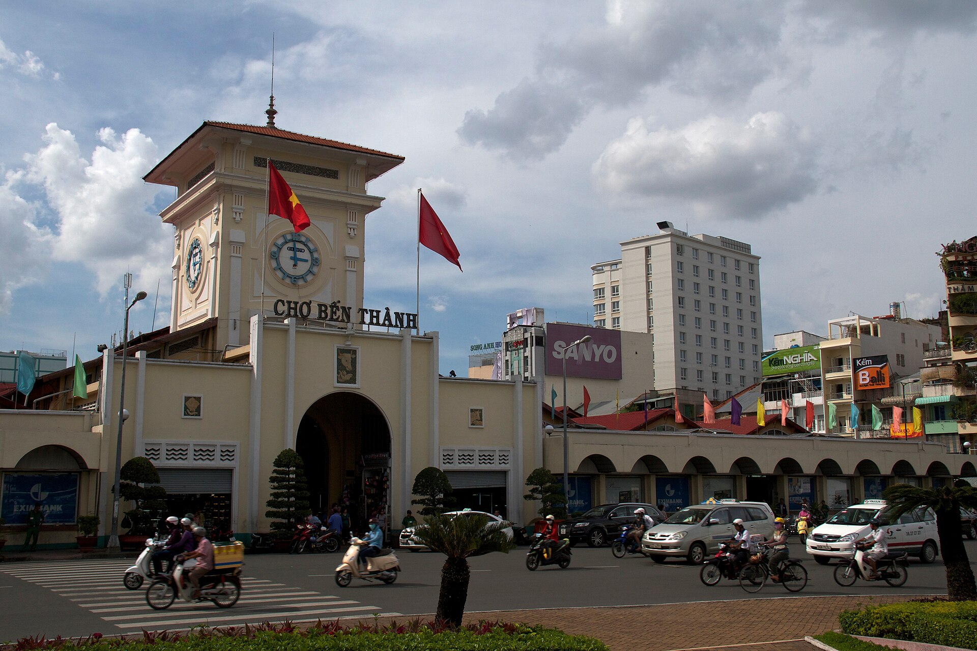 Chợ Bến Thành là mốc tham chiếu khi tìm đường từ sân bay đến Quận 1