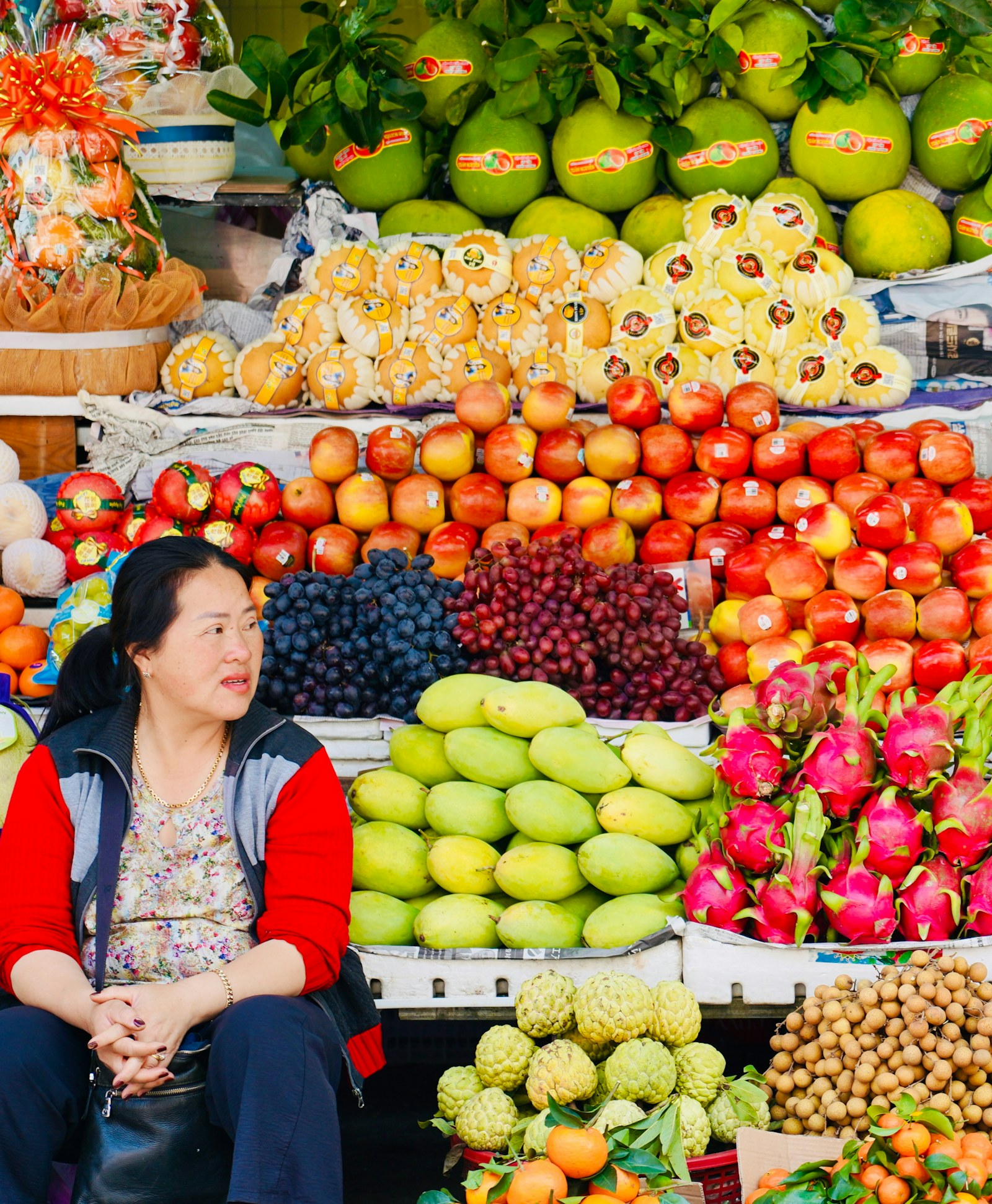 Quầy trái cây tại Chợ Đà Lạt minh họa bước so giá và kiểm tra nguồn gốc