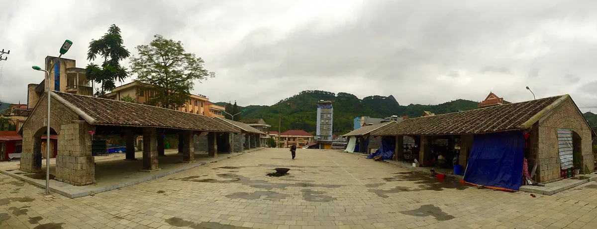 Không gian chợ Đồng Văn Hà Giang minh họa việc hỏi nguồn gốc rượu ngô