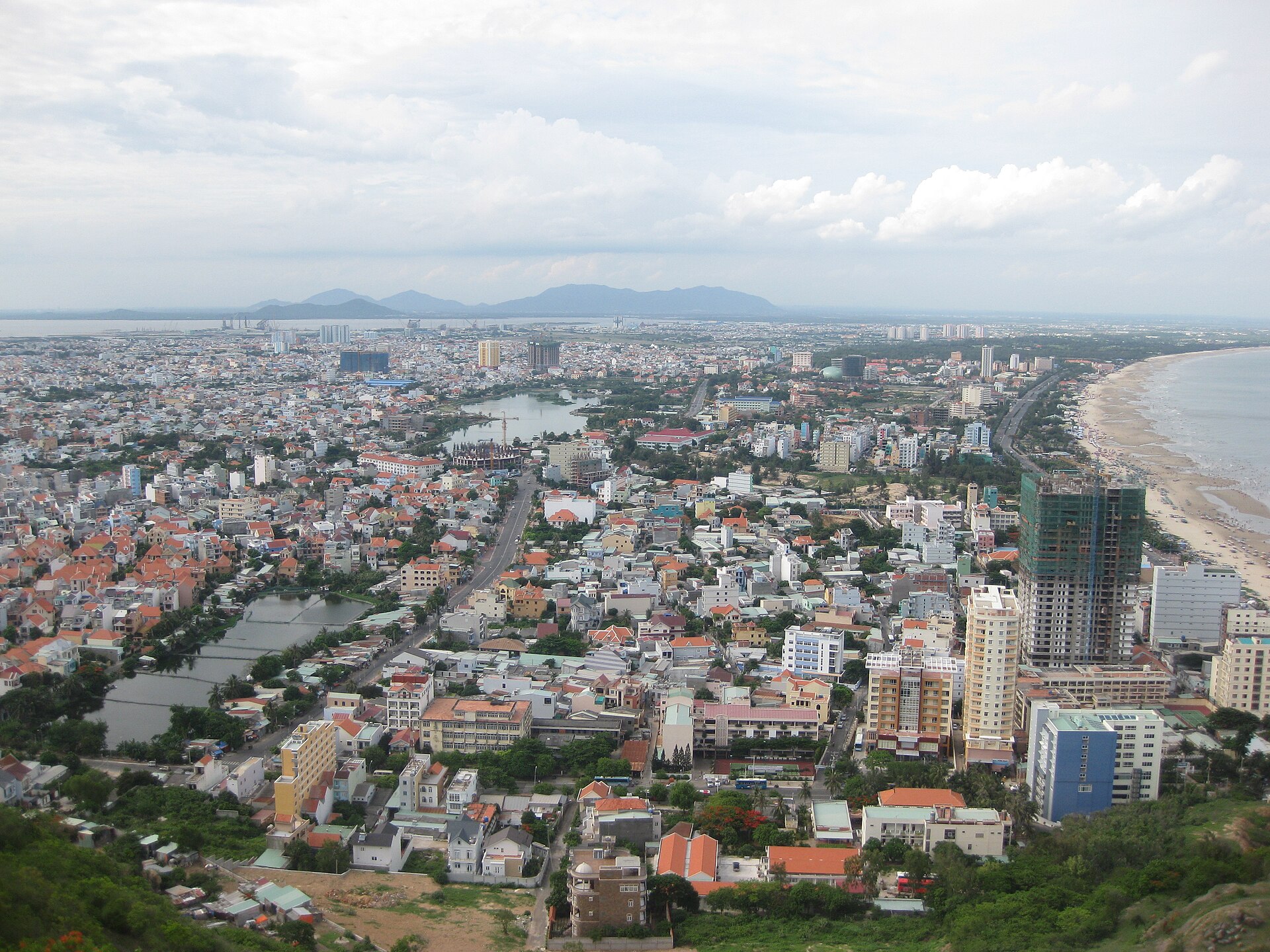 Toàn cảnh thành phố khi lập tuyến đi ăn tại quán hải sản Vũng Tàu