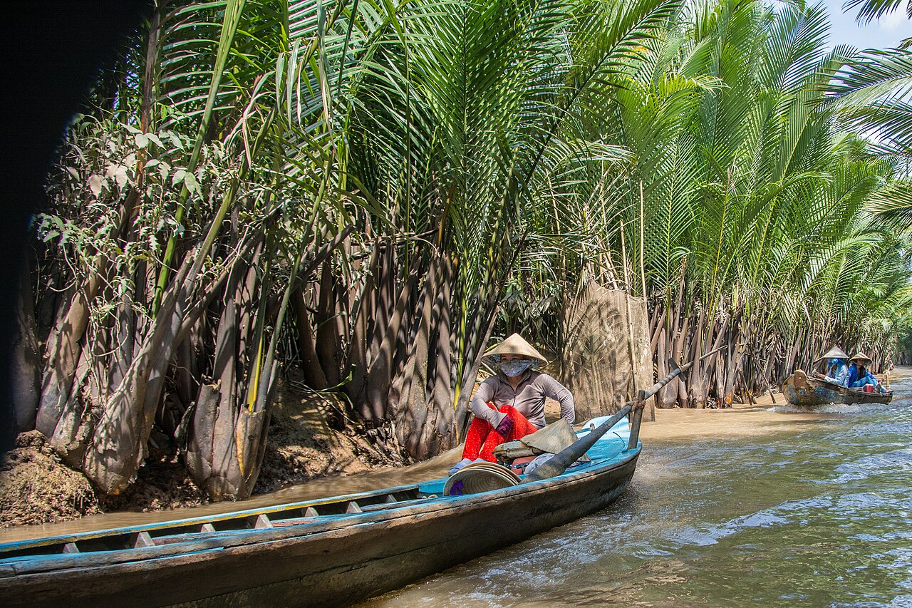 Xuồng trên kênh rạch Mỹ Tho minh họa tour miền Tây khởi hành từ TP.HCM