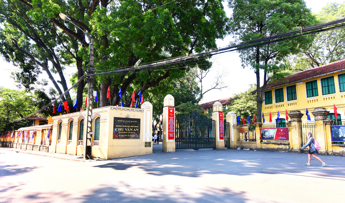 Cổng một trường THPT tại Hà Nội minh họa việc đối chiếu đúng địa chỉ và thông tin tuyển sinh trước khi chọn trường