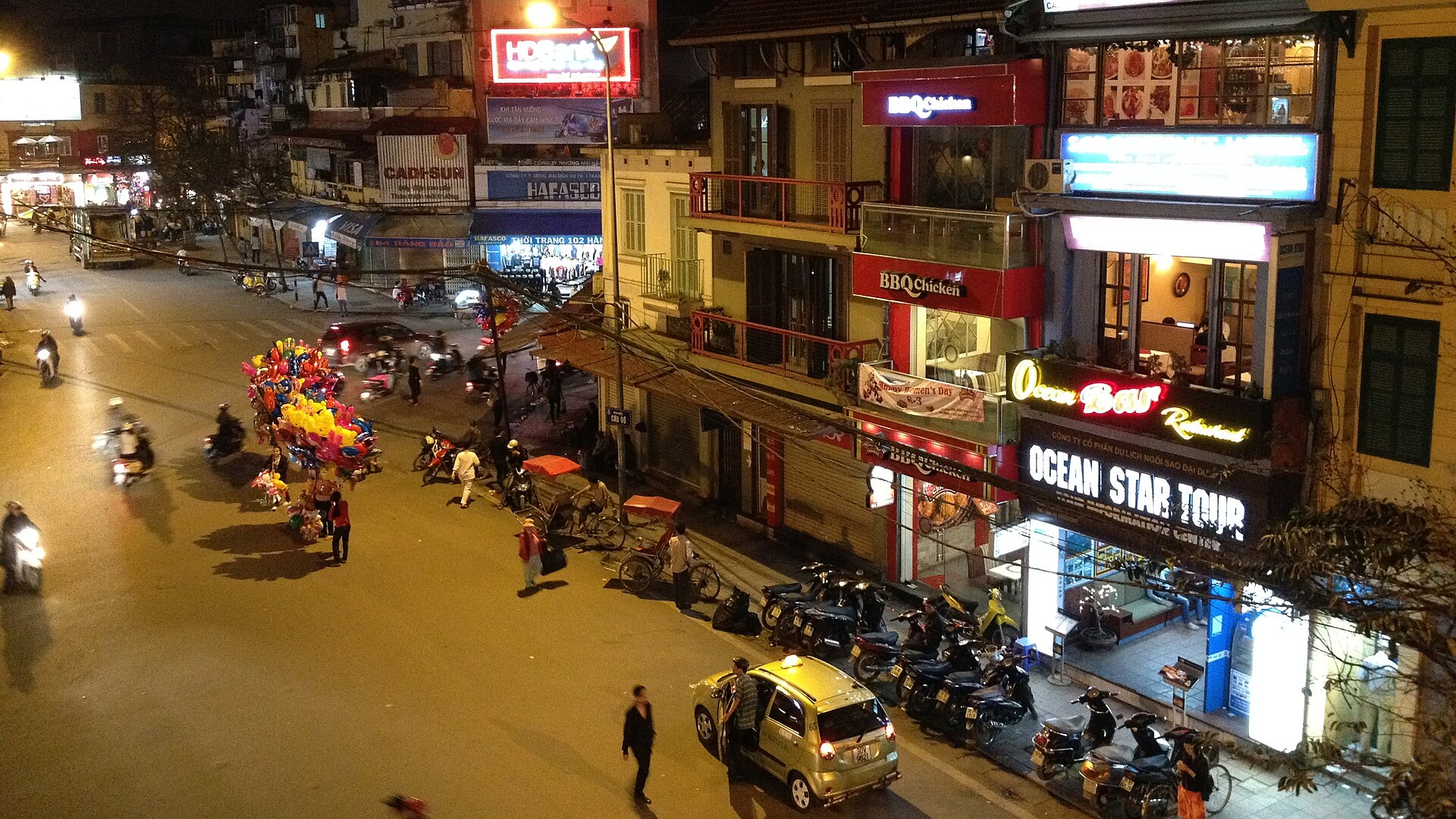 Phố cổ Hà Nội ban đêm minh họa thẻ ánh sáng và chuyển động khi chụp ảnh