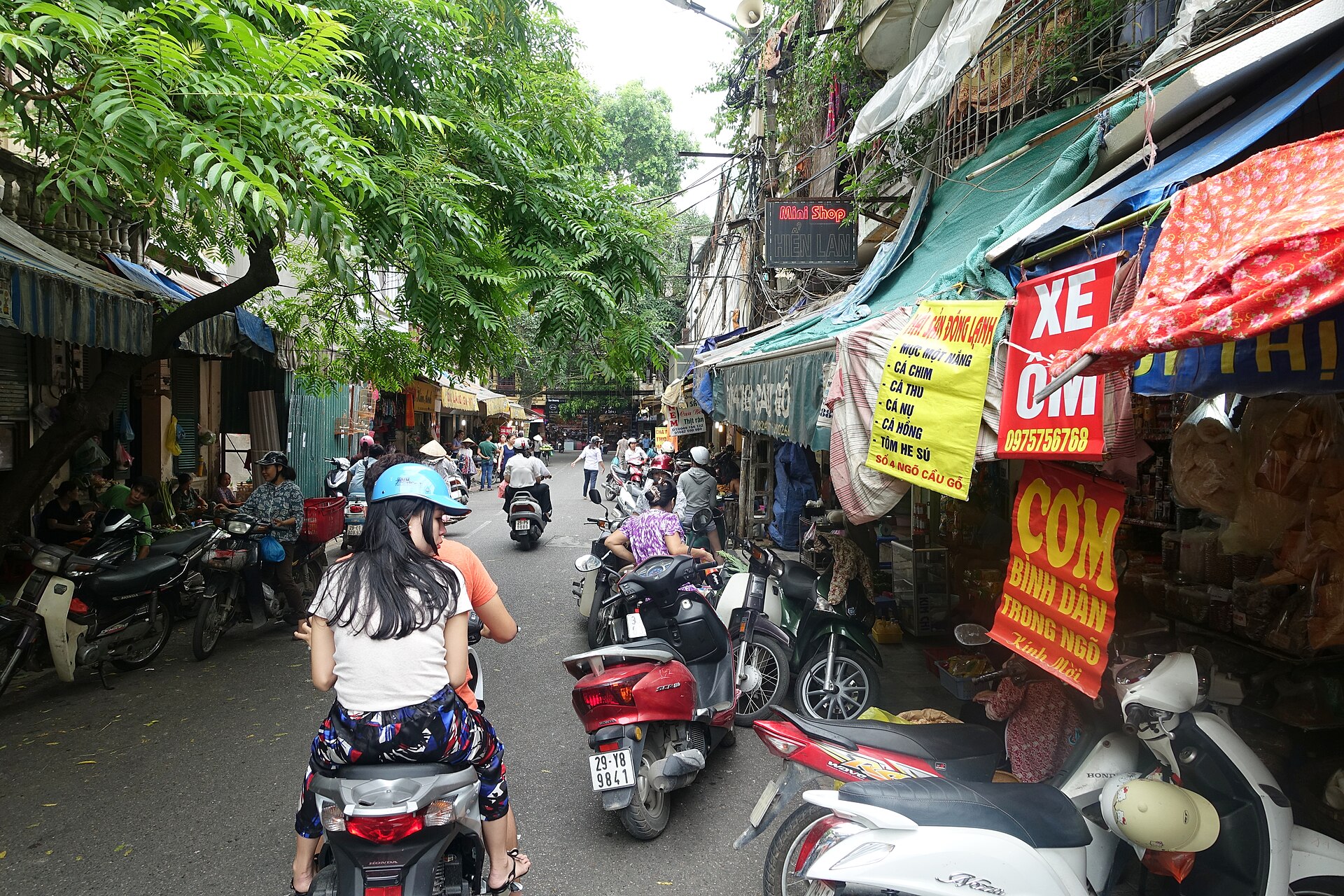 Cảnh phố Cầu Gỗ minh họa thẻ khung hình khi chụp ảnh phố cổ Hà Nội