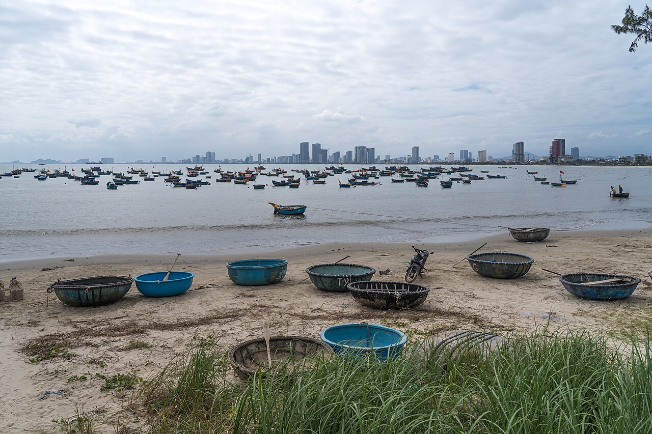 Bờ biển Thọ Quang nhìn về Đà Nẵng minh họa lịch Đà Nẵng 3 ngày 2 đêm tự túc theo giờ đến và giờ rời