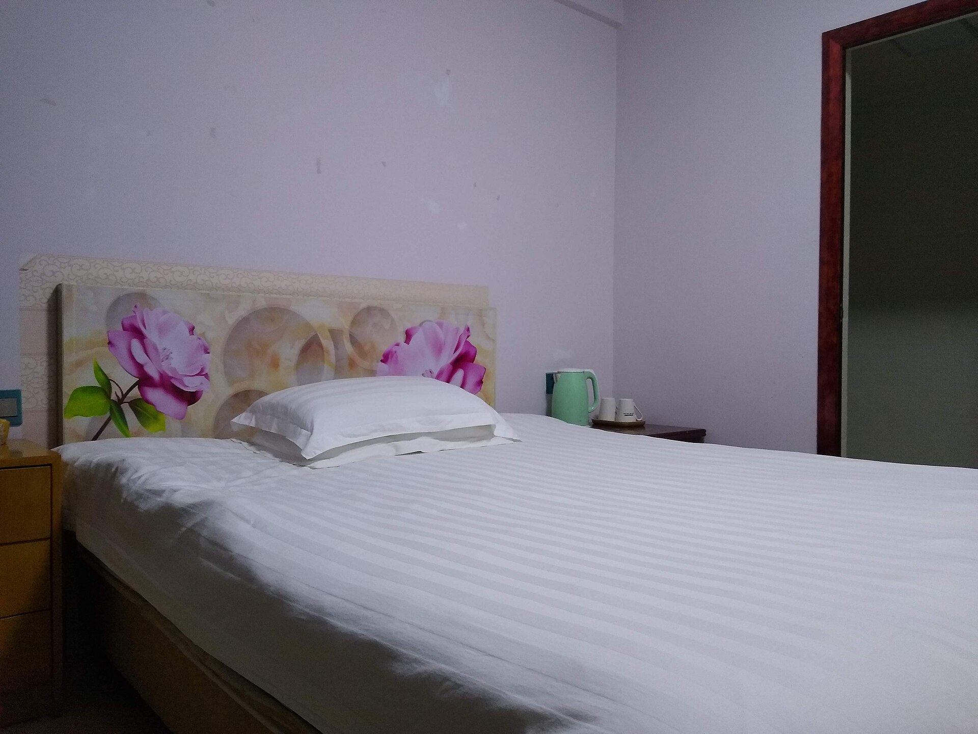 Giường trong phòng nhà khách minh họa cách đối chiếu đúng phòng khi đặt homestay Tam Đảo