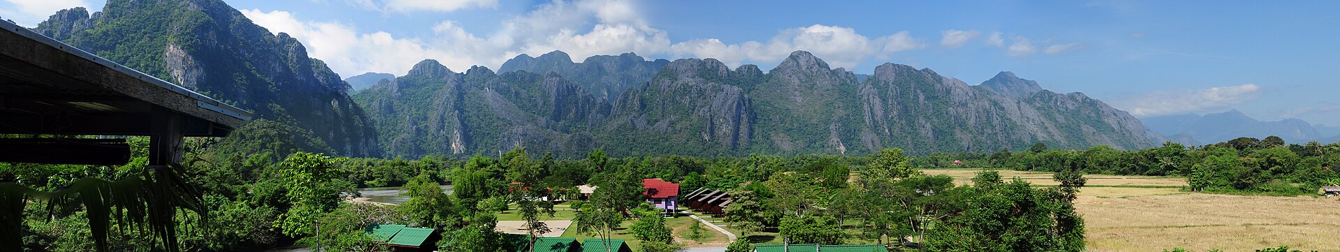 Toàn cảnh núi nhìn từ nhà khách minh họa cách xác minh view khi đặt homestay Tam Đảo