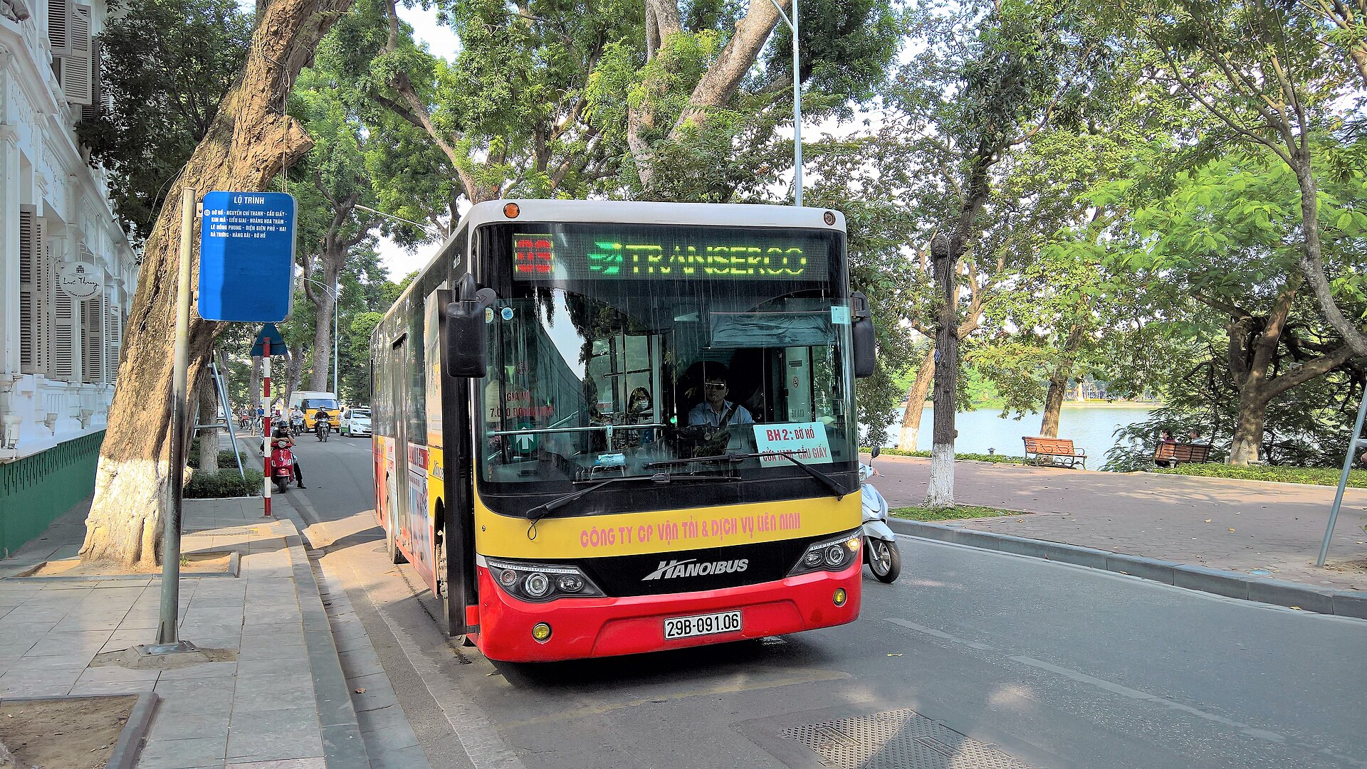 Xe buýt Hà Nội tại điểm dừng minh họa việc kiểm tra tuyến chiều đi và điểm xuống trước chuyến