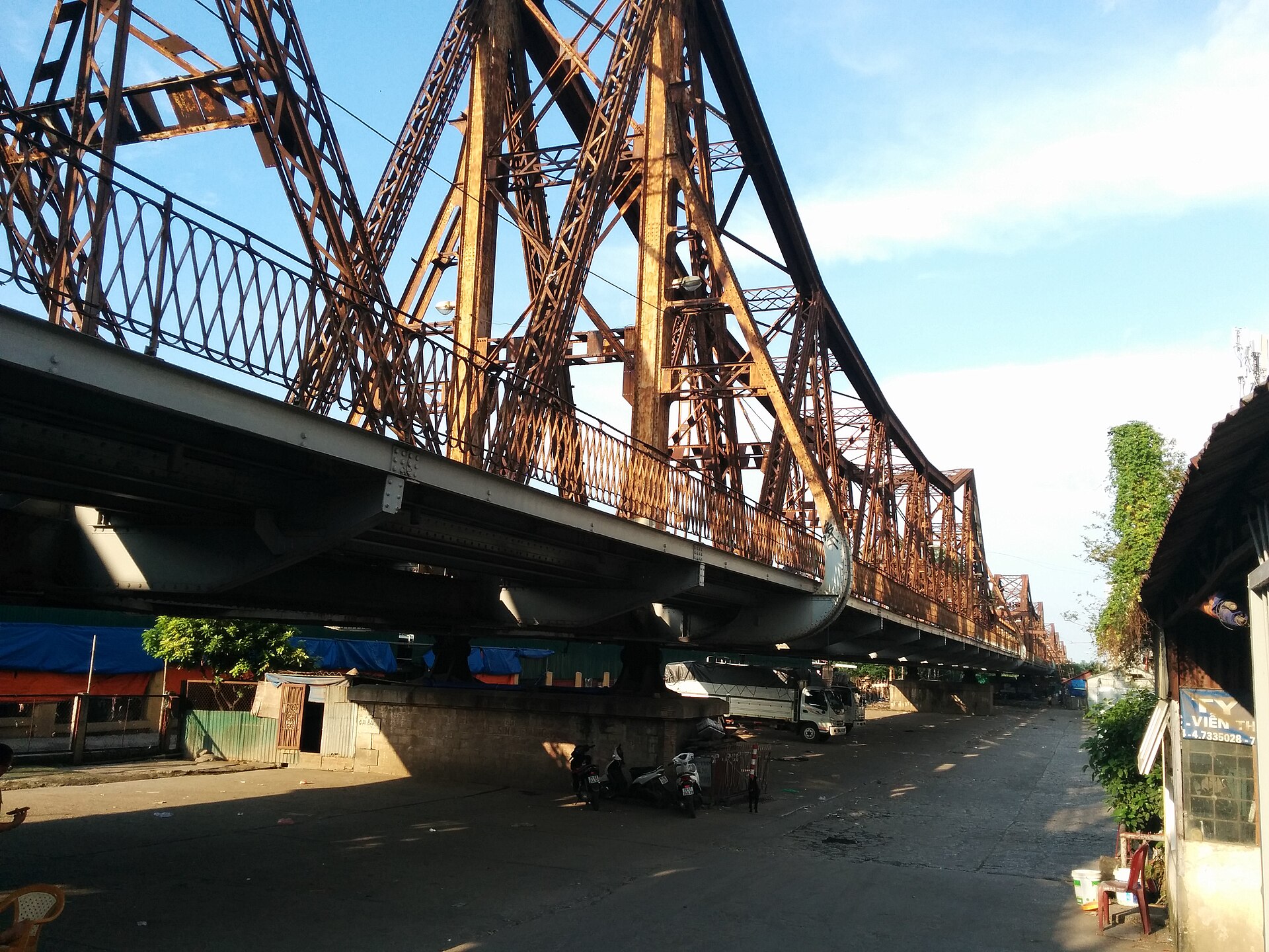 Cầu Long Biên Hà Nội minh họa việc tuân thủ biển cấm rào chắn và hướng dẫn an ninh khi chụp ảnh