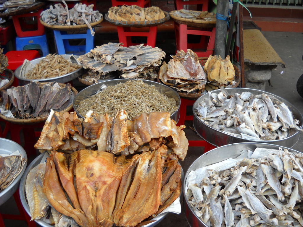 Các khay cá khô Cà Mau tại điểm bán minh họa khoản ngân sách quà và đặc sản