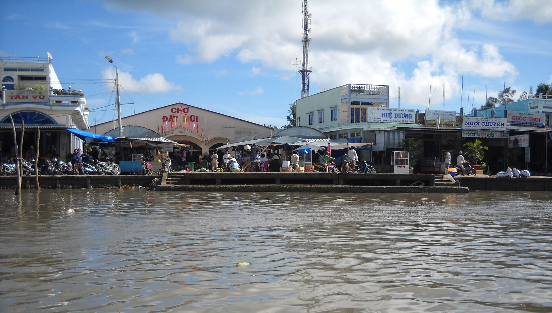 Chợ Đất Mũi minh họa điểm dừng cần xác nhận giờ hoạt động phương tiện và cách hỏi giá khi đi Cà Mau tự túc