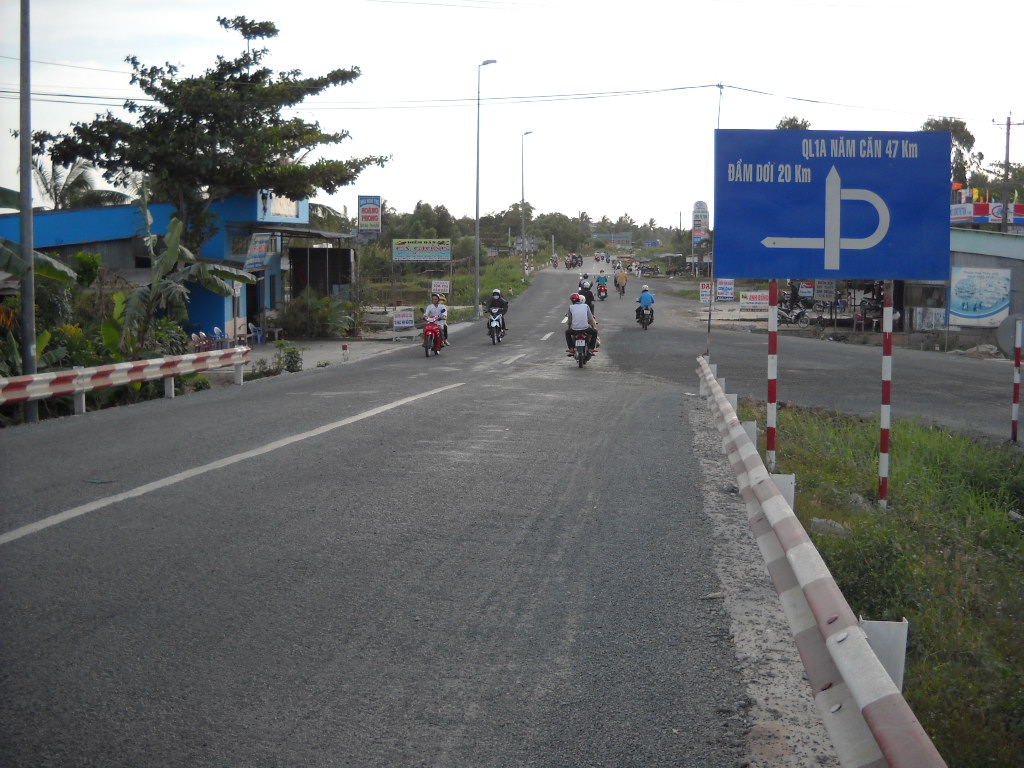 Quốc lộ từ Cà Mau đi Năm Căn minh họa việc chia chặng và kiểm tra thời gian khi du lịch Cà Mau tự túc