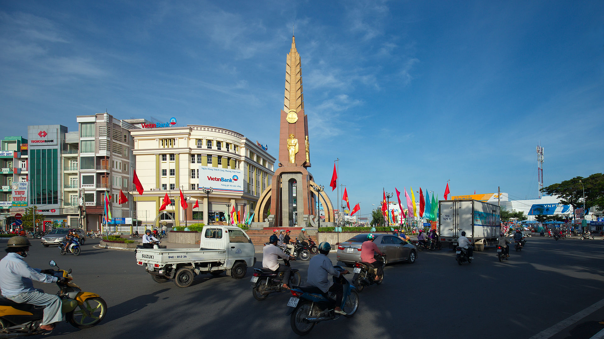 Ngã năm và tượng đài trung tâm thành phố Cà Mau minh họa việc chọn căn cứ lưu trú