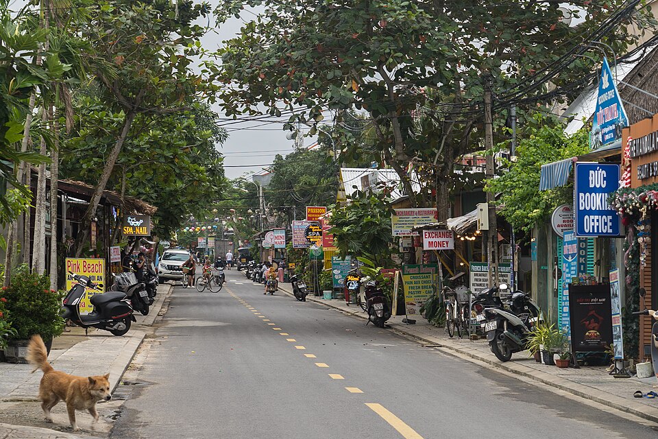 Đường phố Hội An với cơ sở lưu trú và dịch vụ minh họa việc kiểm tra vị trí bằng tuyến đi thực tế