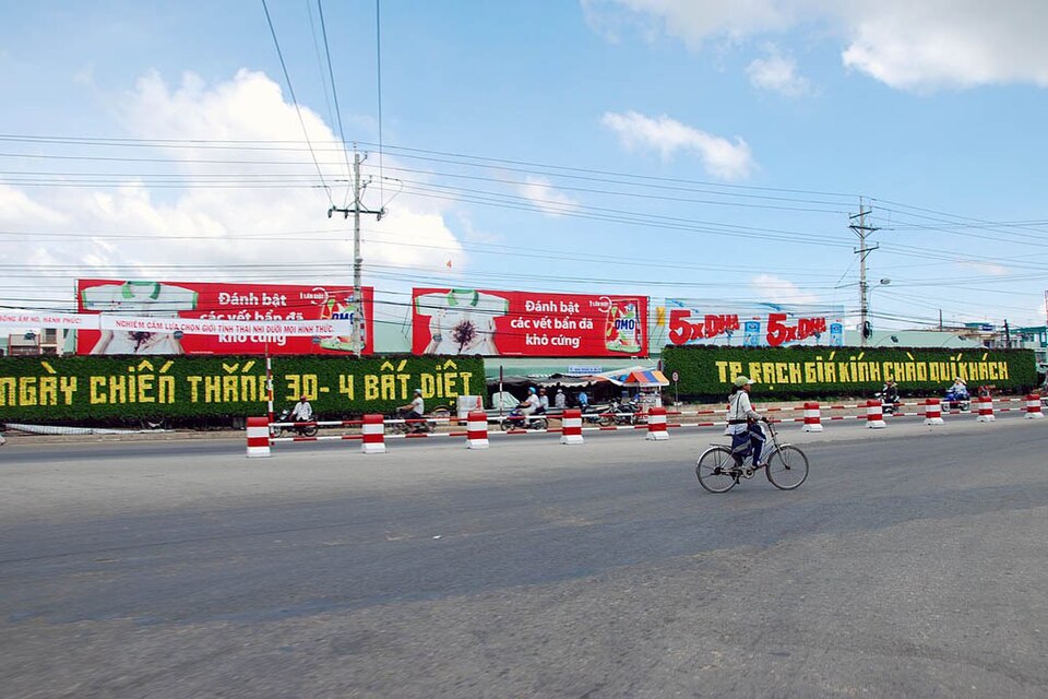 Đường vào Rạch Giá minh họa bước tính chi phí di chuyển cửa đến cửa