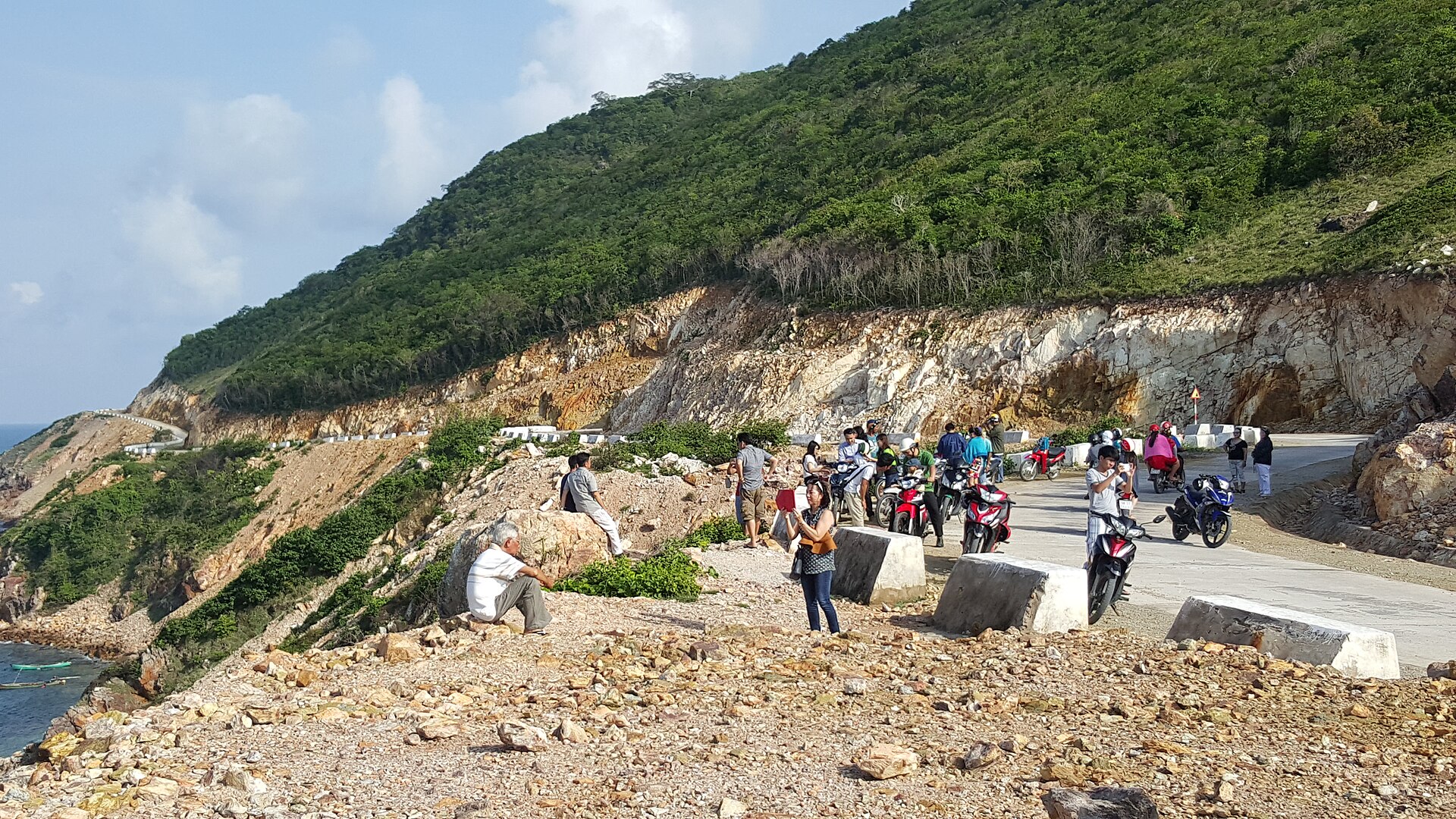 Đường ven núi tại Nam Du minh họa yêu cầu kiểm tra xe và điều kiện tuyến đường khi đi tự túc
