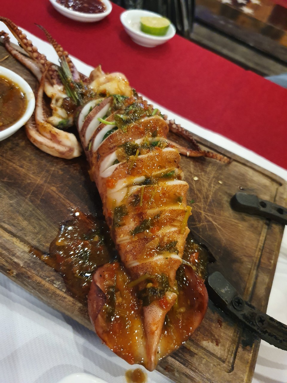 Mực nướng minh họa bước đối chiếu loại hải sản và cách chế biến đã chốt
