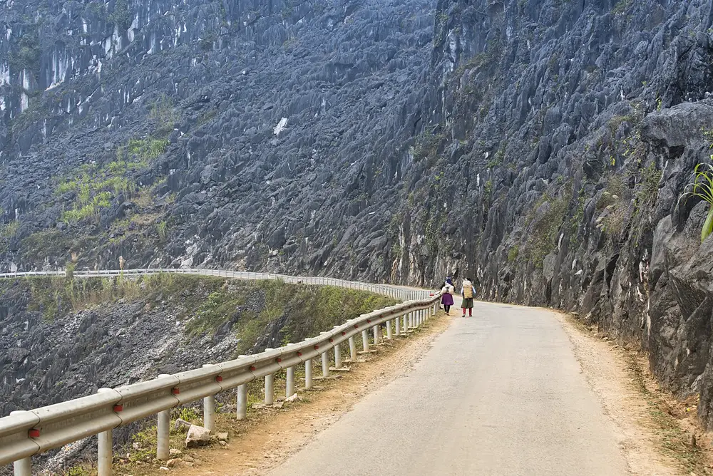 Đường qua cao nguyên đá Hà Giang minh họa việc kiểm tra thời tiết và điều kiện di chuyển