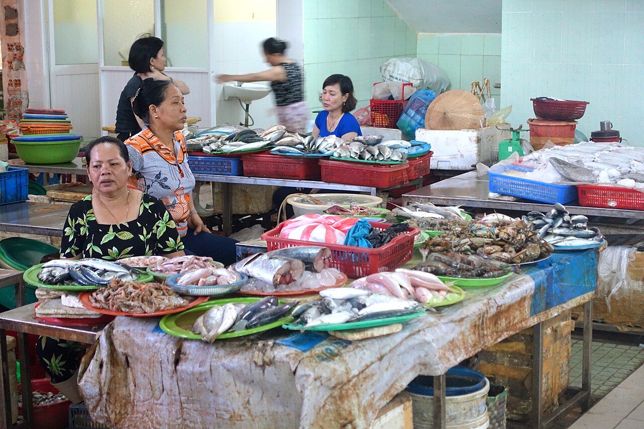 Quầy hải sản tại Chợ Hàn minh họa việc đối chiếu tên mặt hàng đơn vị và hóa đơn