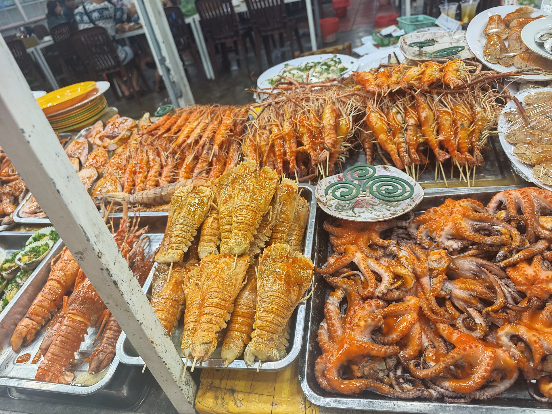 Hải sản sống tại chợ đêm Phú Quốc minh họa bước xác nhận đơn giá và khối lượng