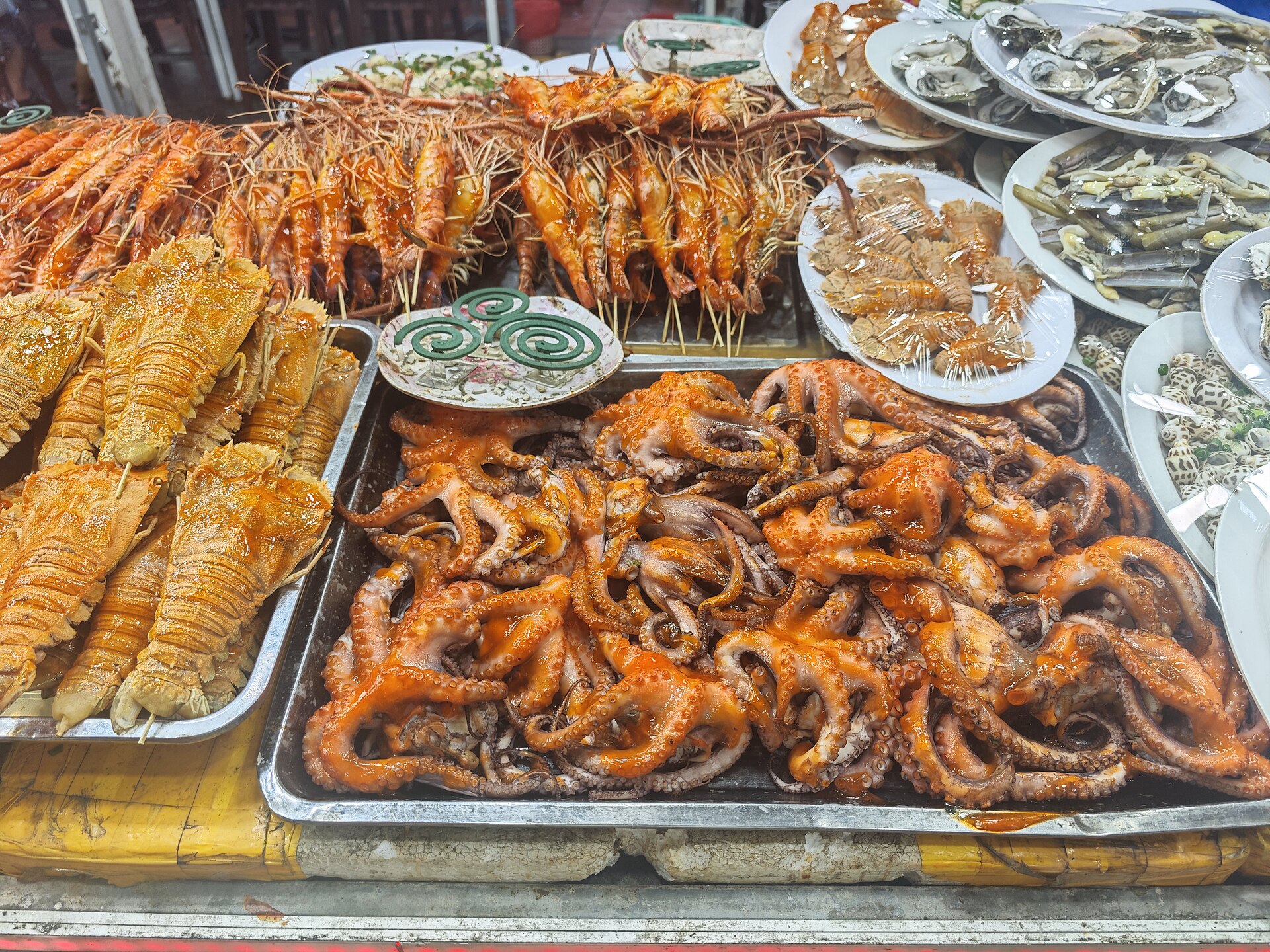 Hải sản trưng bày để minh họa cách quan sát và hỏi giá trước khi gọi món