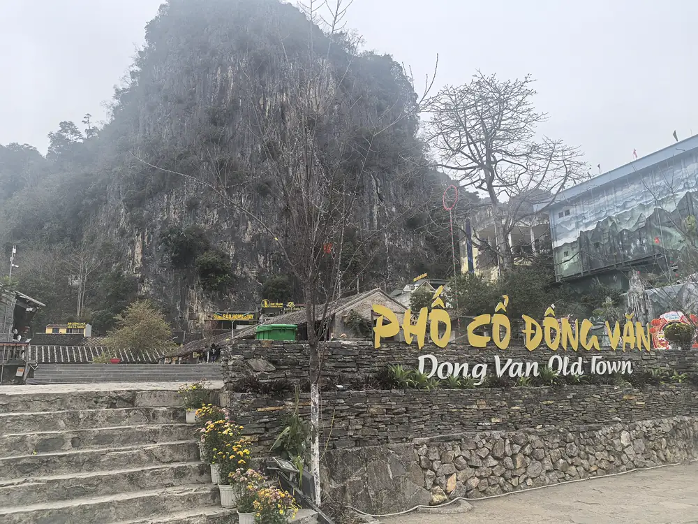 Biển Phố cổ Đồng Văn minh họa điểm nghỉ khi tìm khu vực hoa tam giác mạch tháng 11