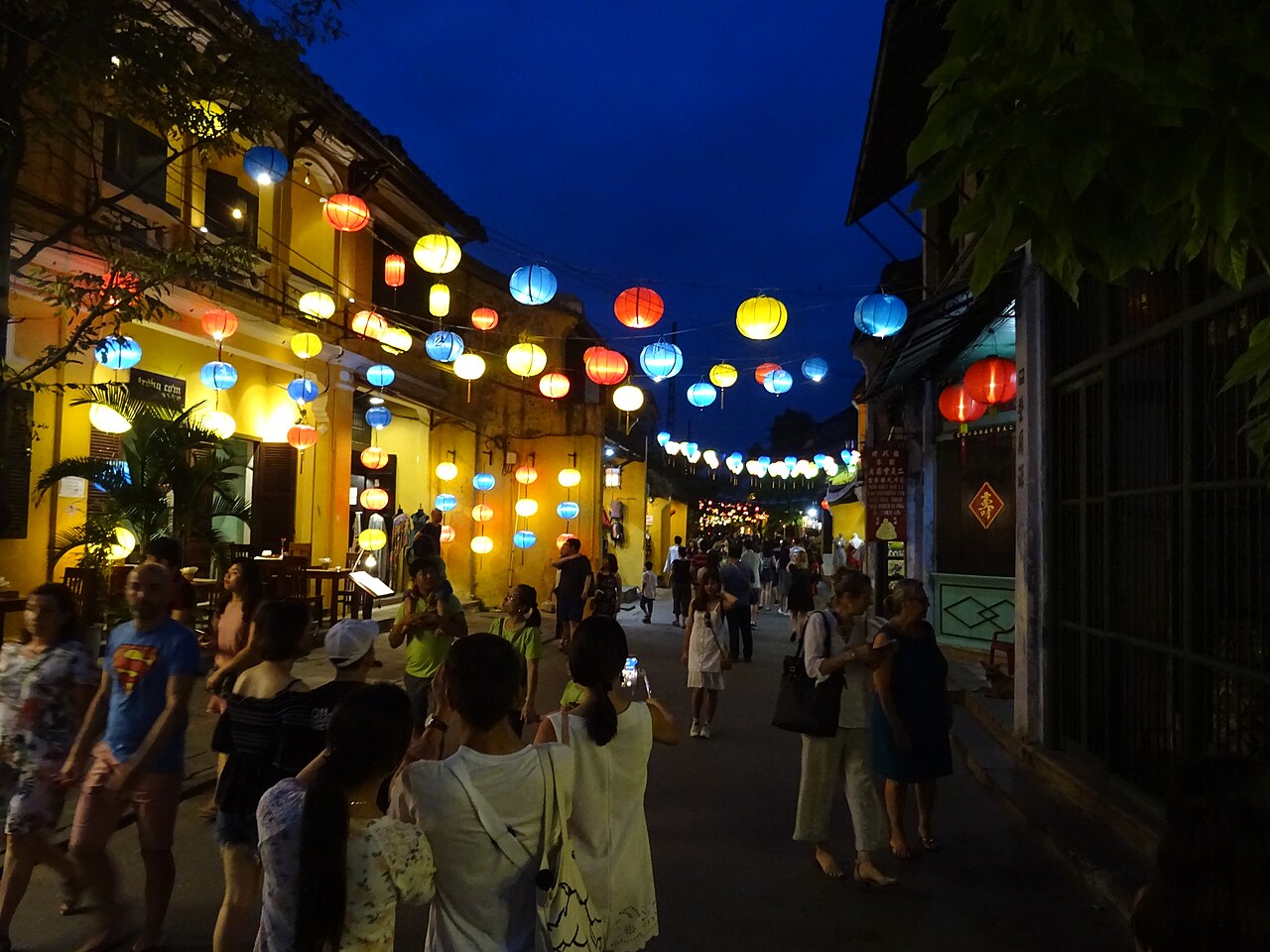 Phố Hội An với đèn lồng vào buổi tối minh họa một phiên đi bộ ngắn