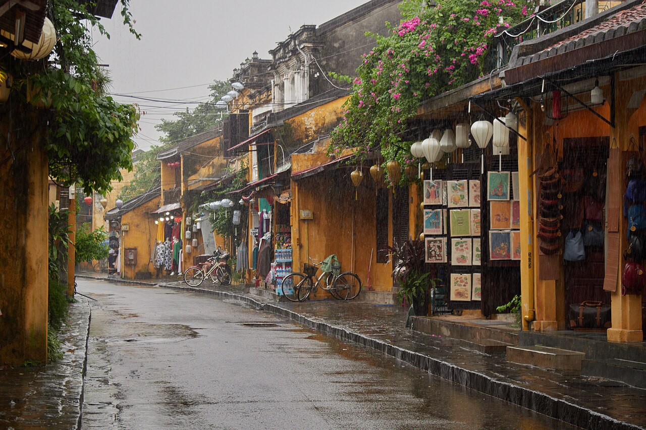 Phố cổ Hội An trong mưa minh họa phương án lịch trình linh hoạt theo thời tiết