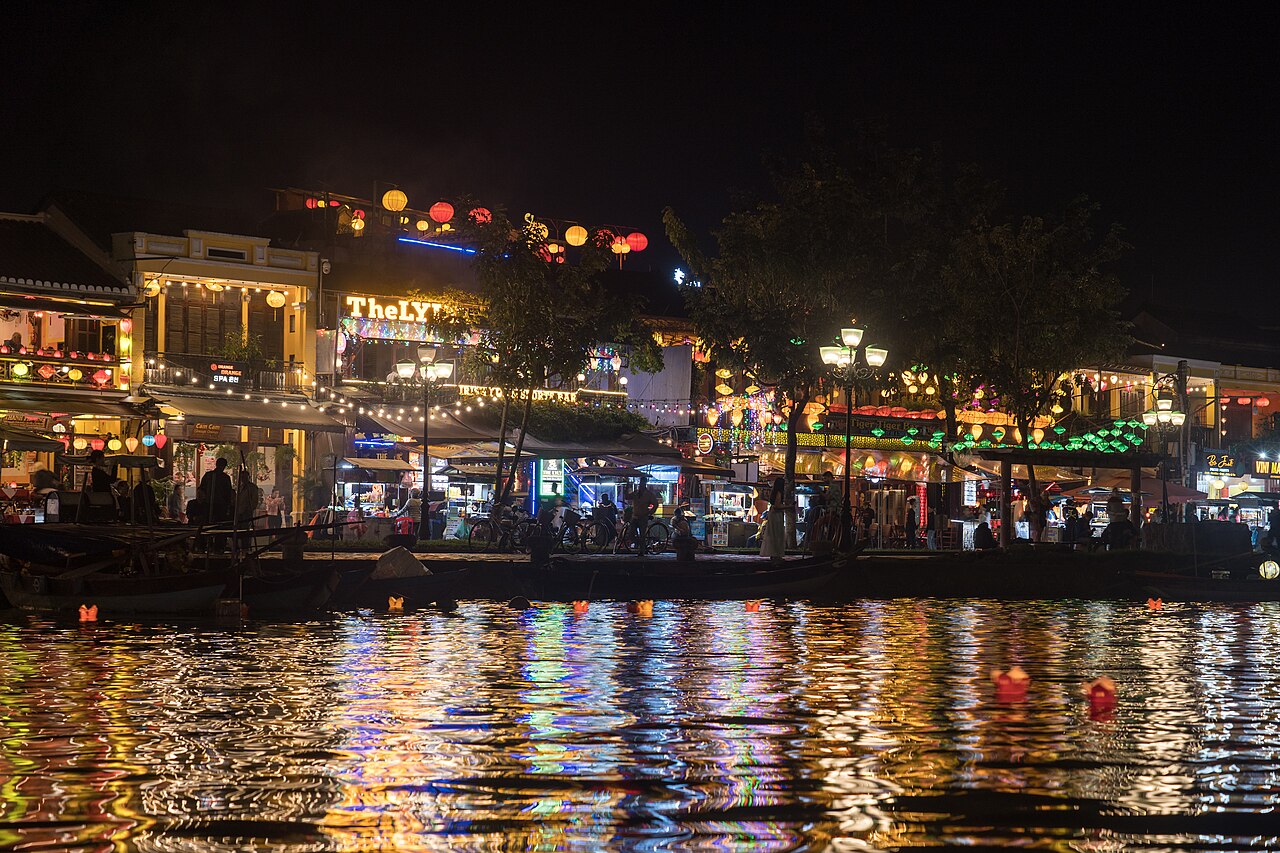 Bờ sông Hội An buổi tối minh họa việc khóa tuyến rời và khoảng đệm trong kế hoạch tự túc