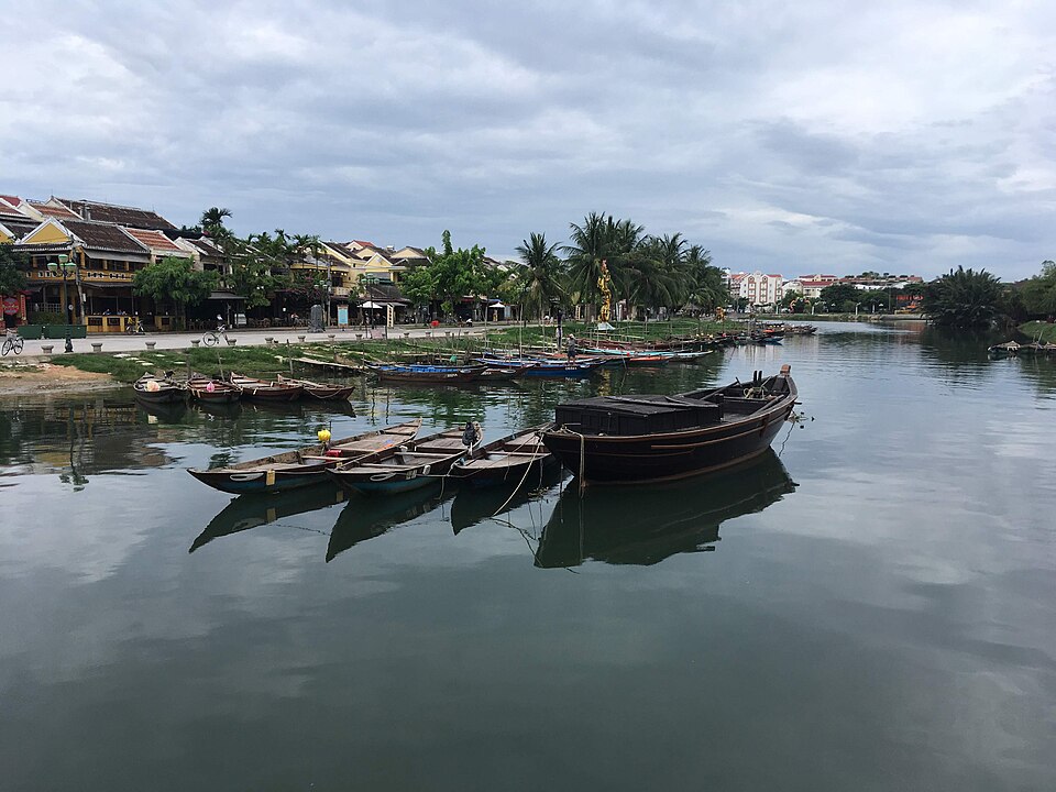 Thuyền neo trên sông Thu Bồn ở Hội An minh họa bước kiểm tra an toàn trước hoạt động đường thủy