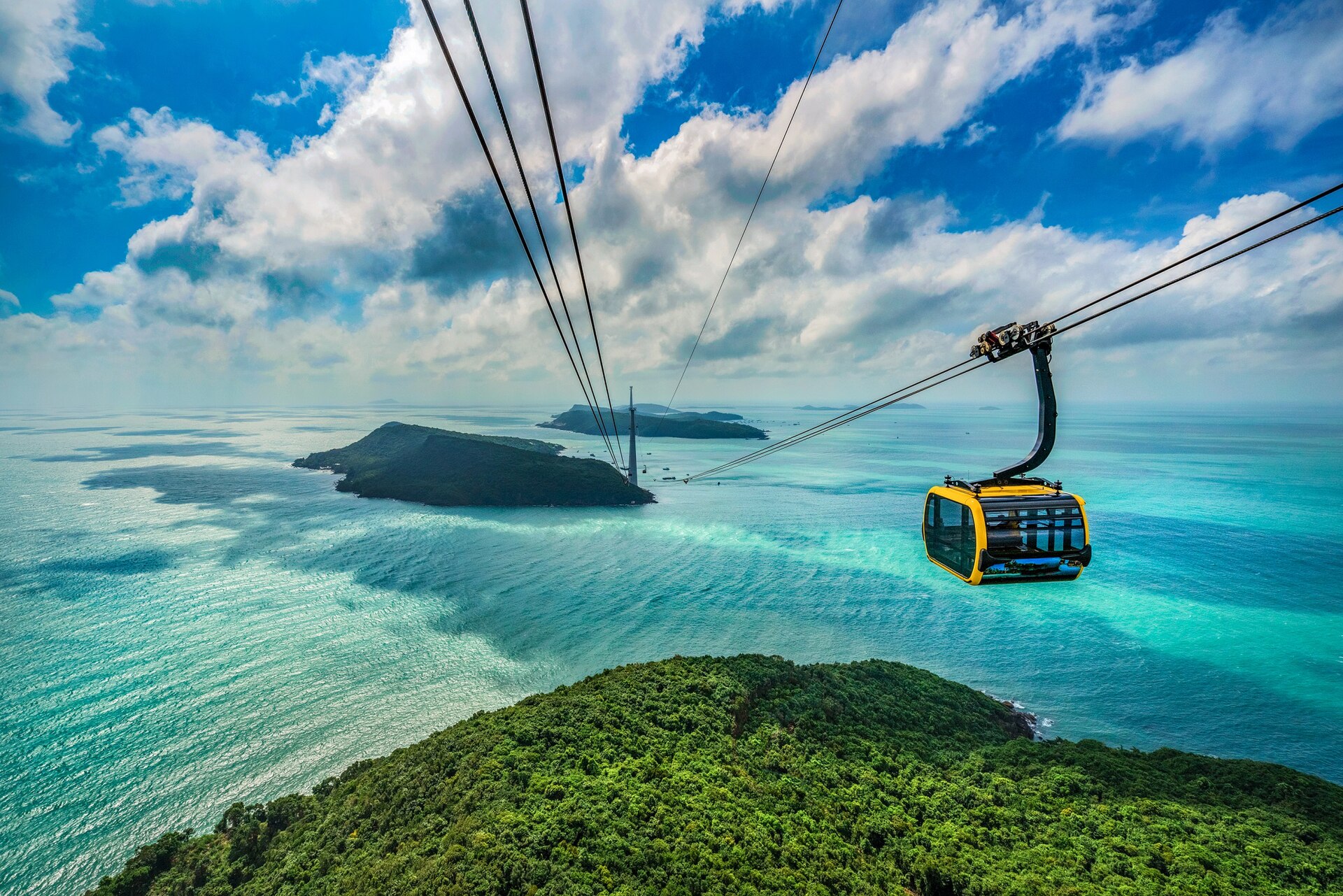 Cabin cáp treo Hòn Thơm trên biển Phú Quốc minh họa một hoạt động chính cho ngày Nam đảo