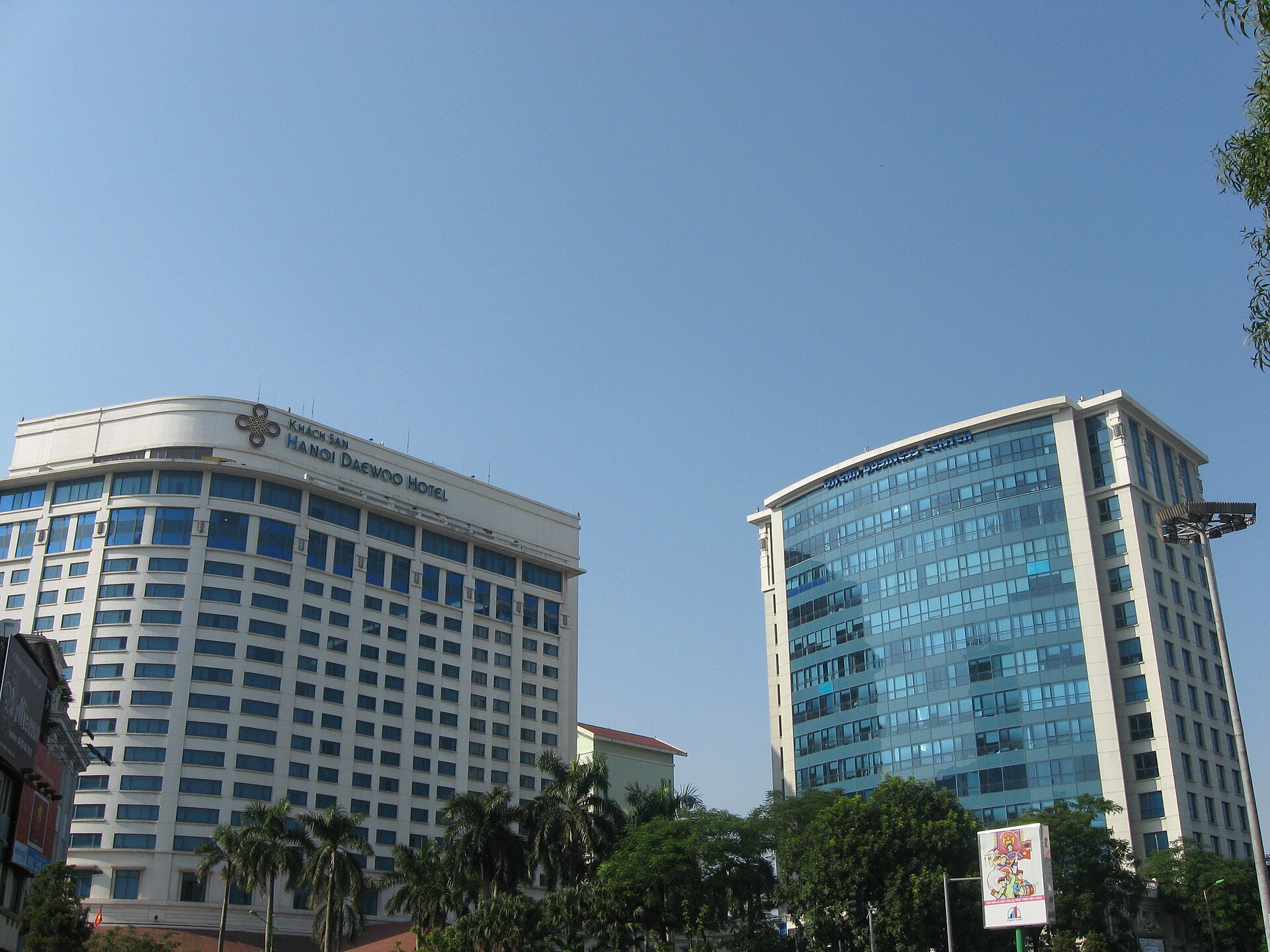 Mặt ngoài một khách sạn tại Hà Nội trong ảnh tư liệu minh họa việc đối chiếu đúng tên và địa chỉ cơ sở