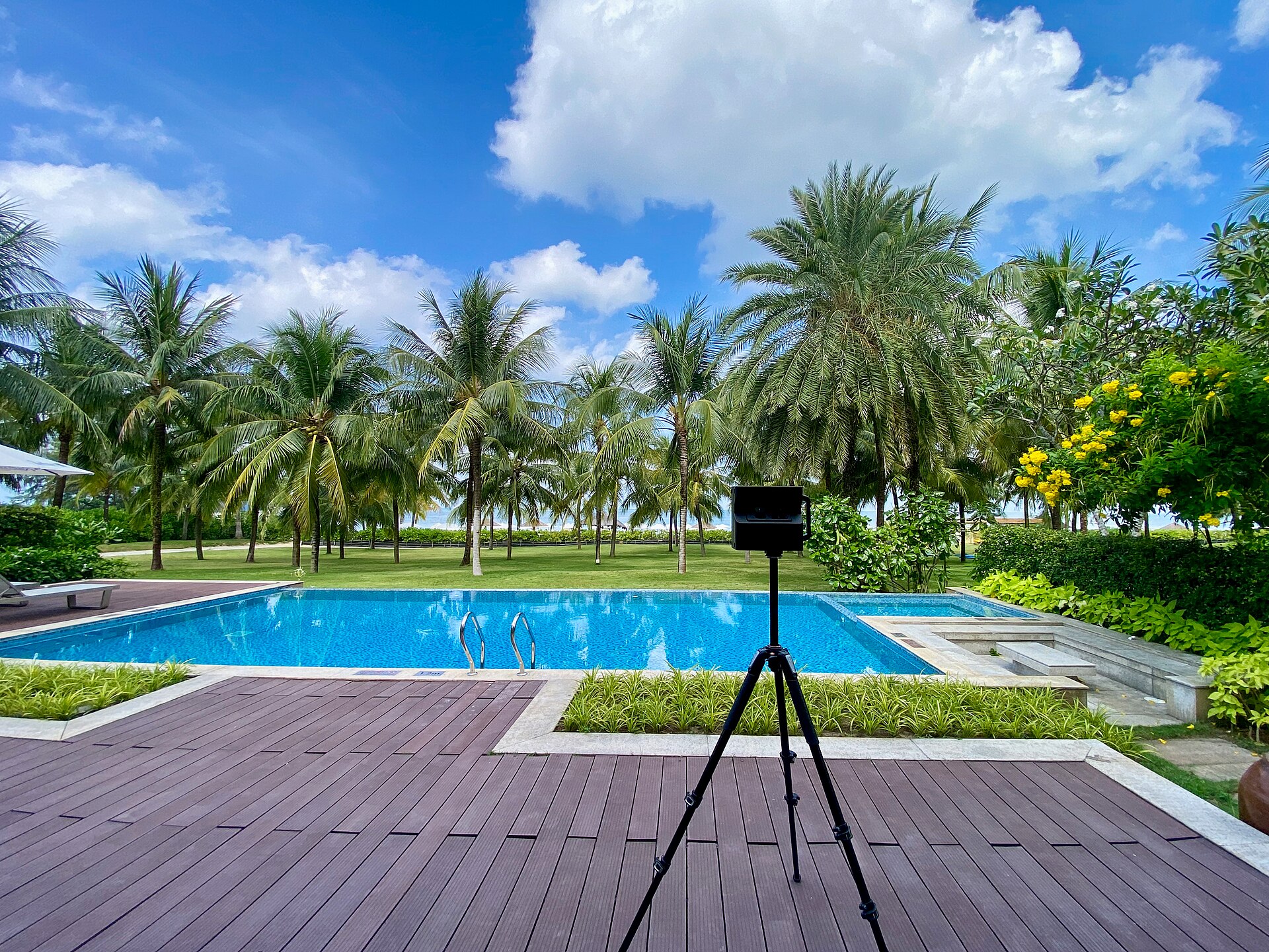 Máy ảnh 360 đặt trước hồ bơi resort tại Phú Quốc minh họa việc kiểm tra hình ảnh hạng phòng