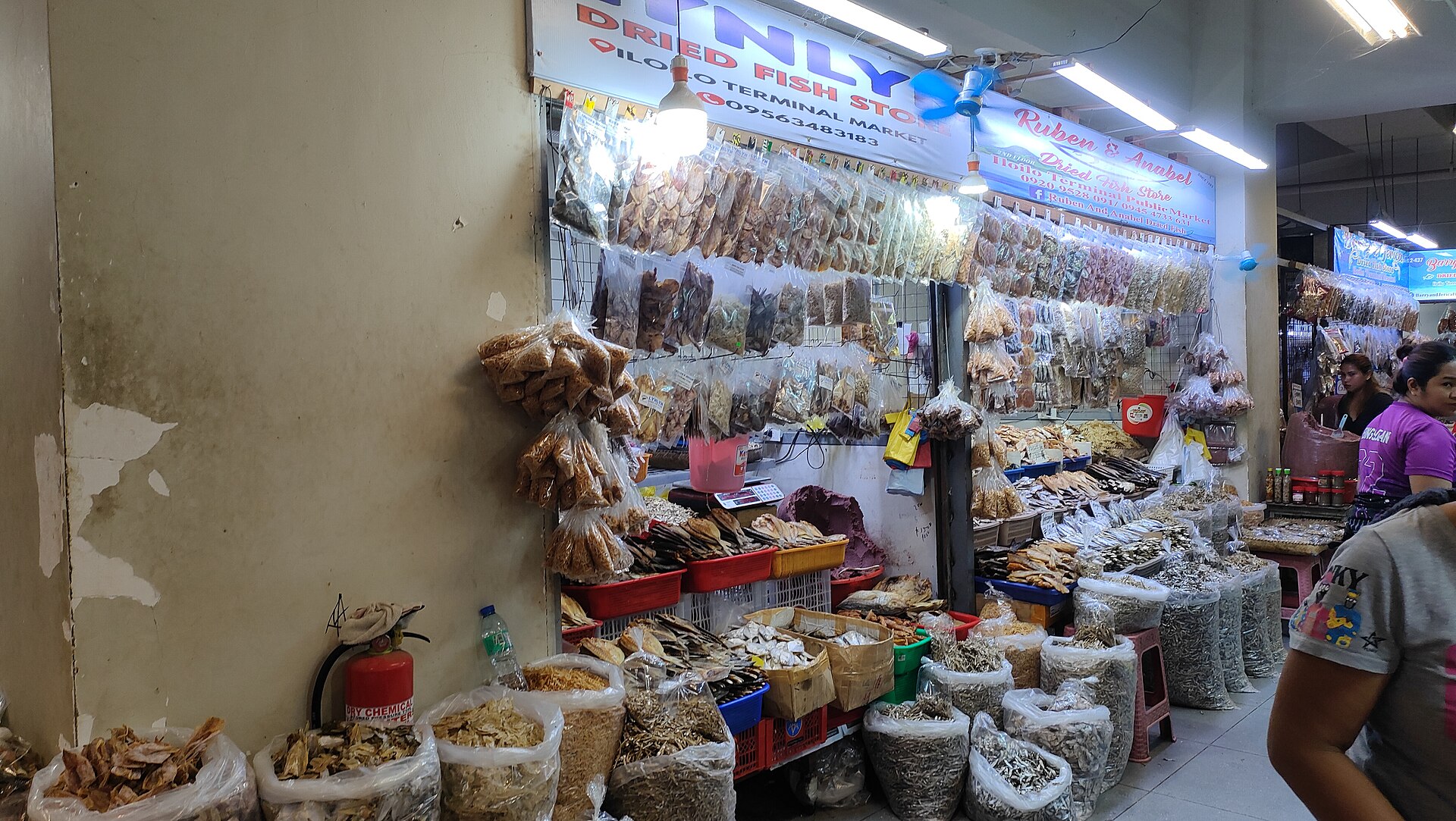 Quầy cá khô đóng gói minh họa cách kiểm tra bao bì của lô khô cá sặc bổi