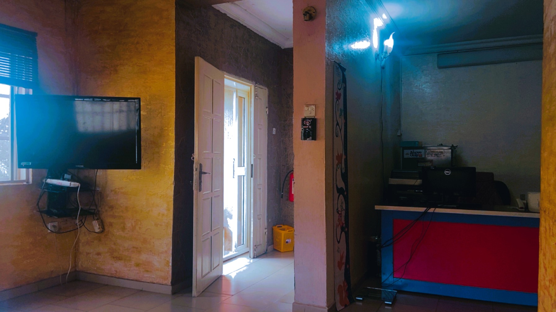 Quầy tiếp nhận minh họa bước xác minh chi phí và bảo hiểm tại bệnh viện